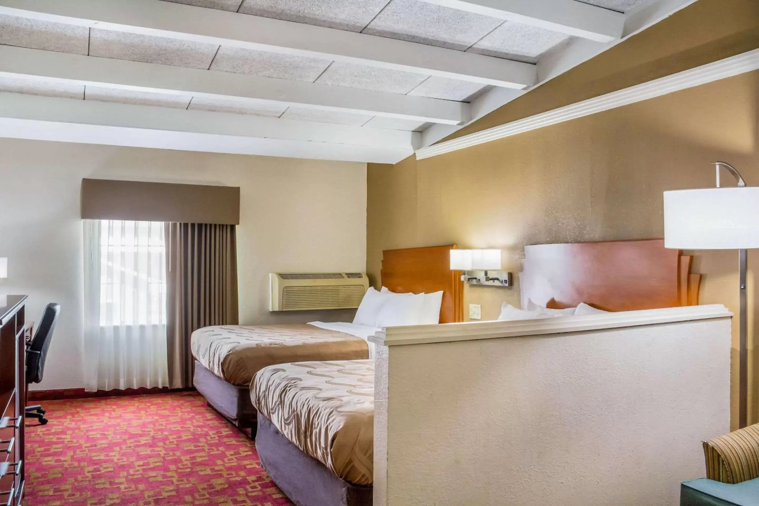 Photo of the whole room, Bed in Quality Inn & Suites Kansas City - Independence I-70 East