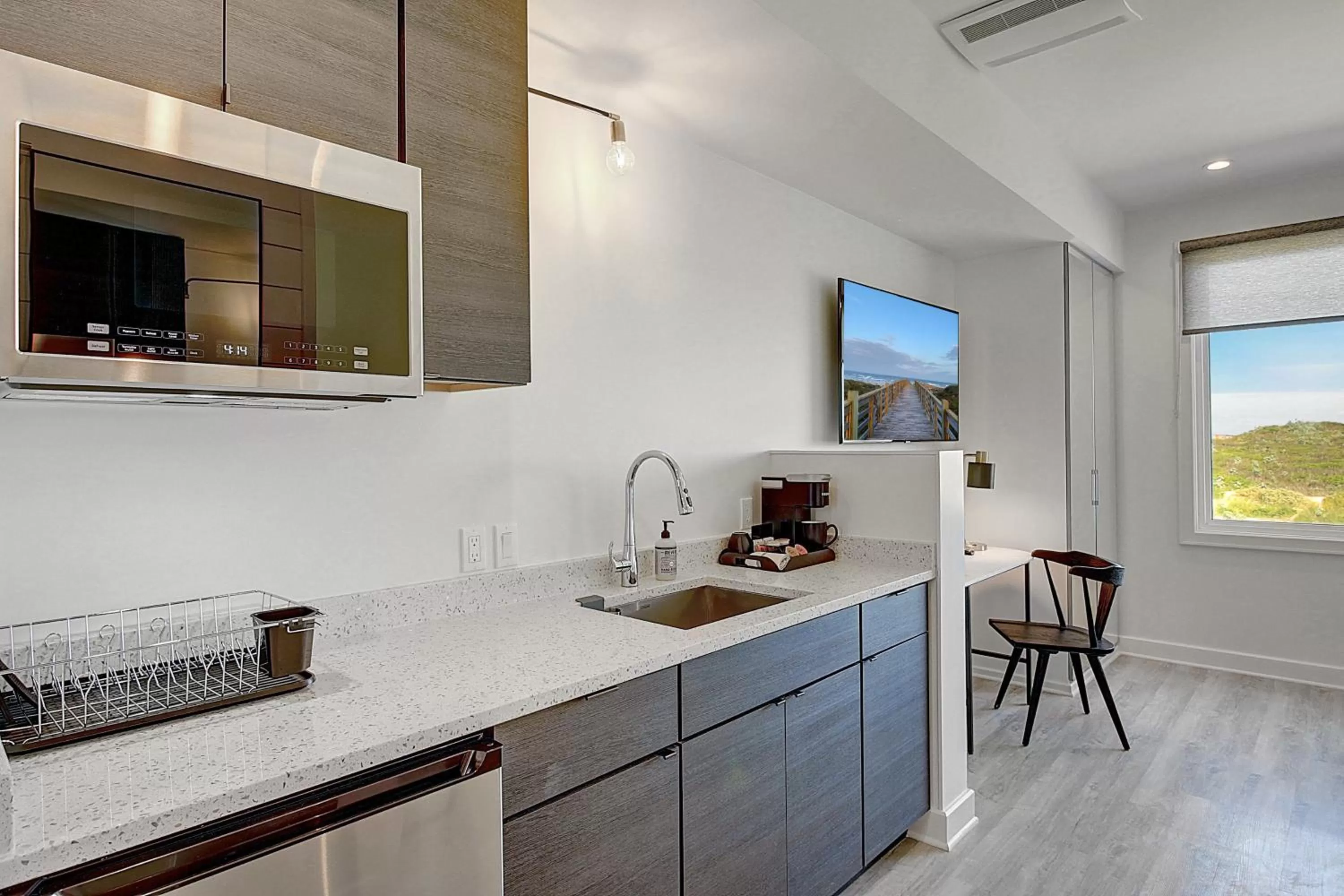 Kitchen or kitchenette in Lively Beach