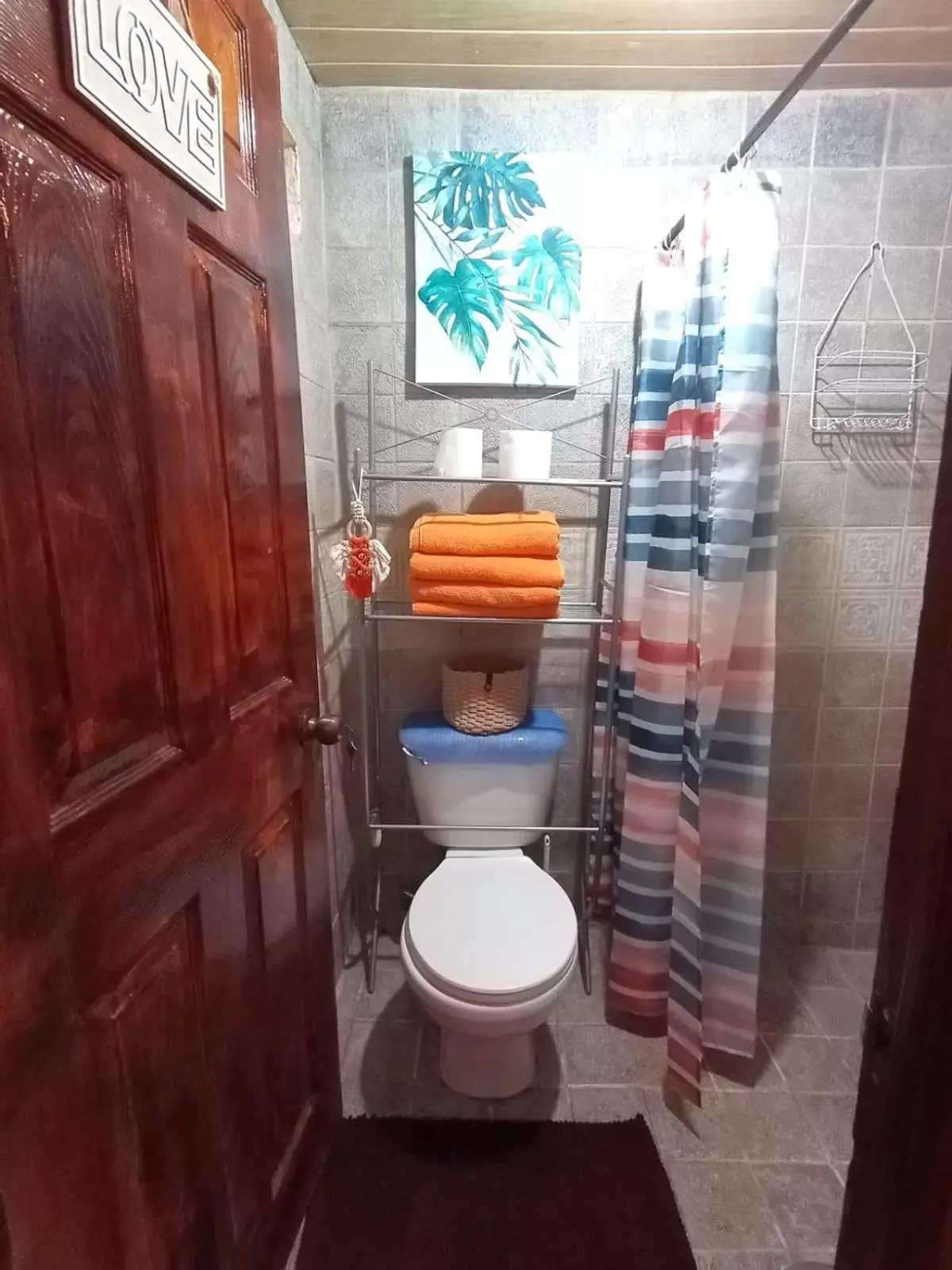 Shower, Bathroom in Nirvana Apartament Hostal