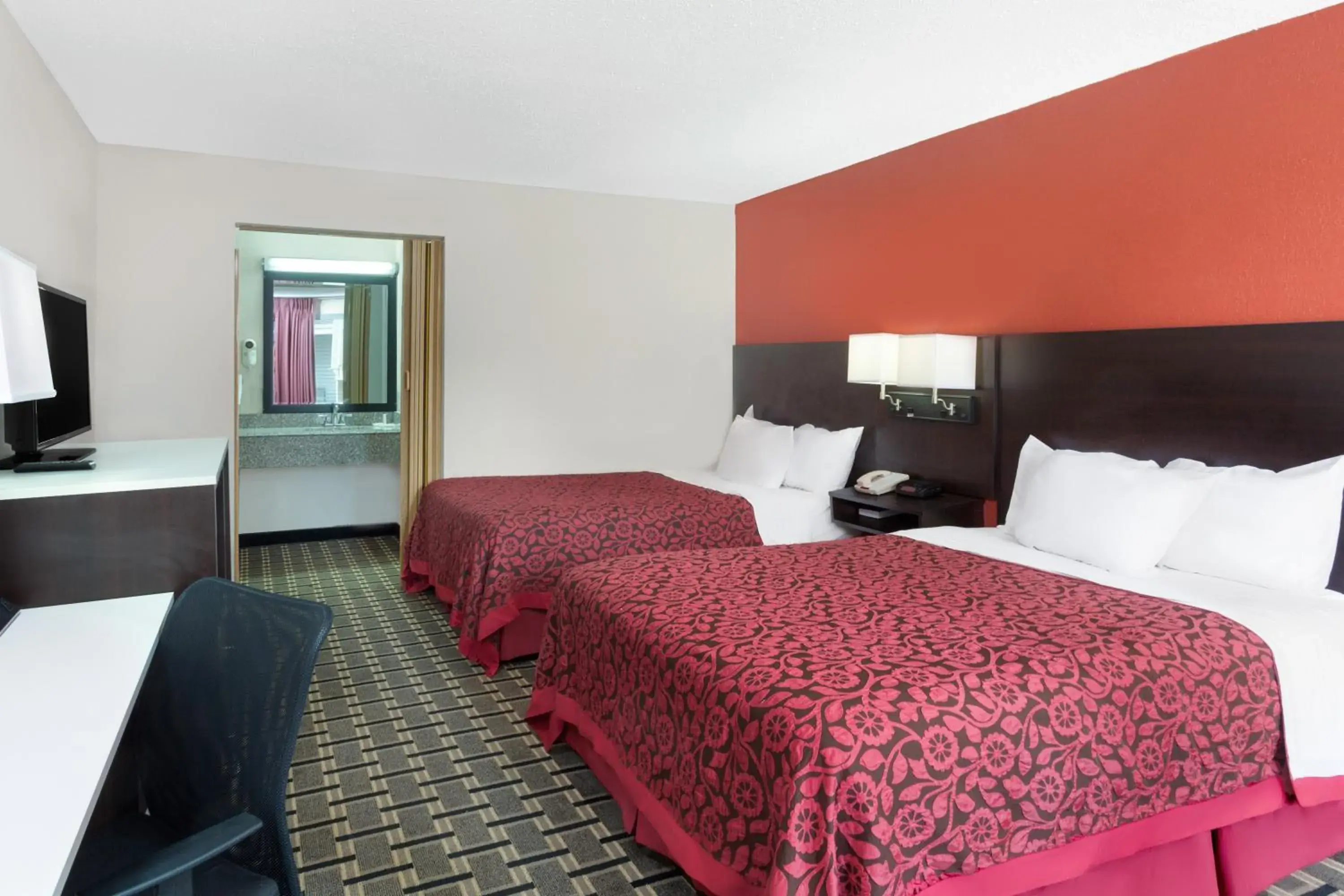 Photo of the whole room, Room Photo in Days Inn by Wyndham Cullman