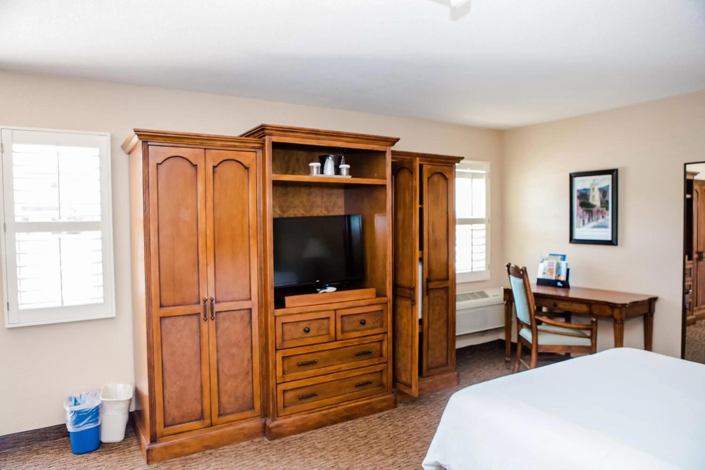 Bedroom, TV/Entertainment Center in Casa Ojai Inn