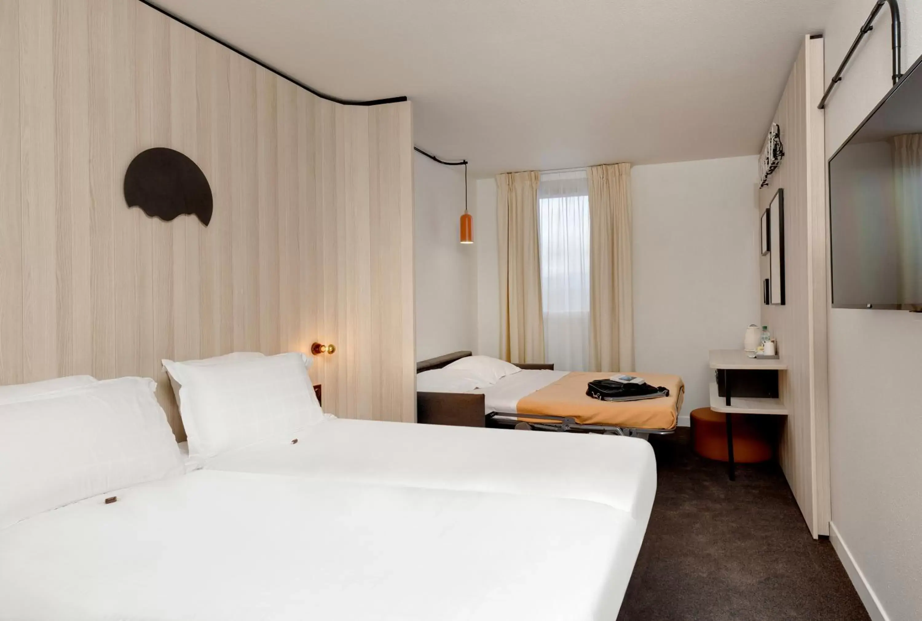 Photo of the whole room, Bed in Kyriad Clermont-Ferrand-Sud - La Pardieu