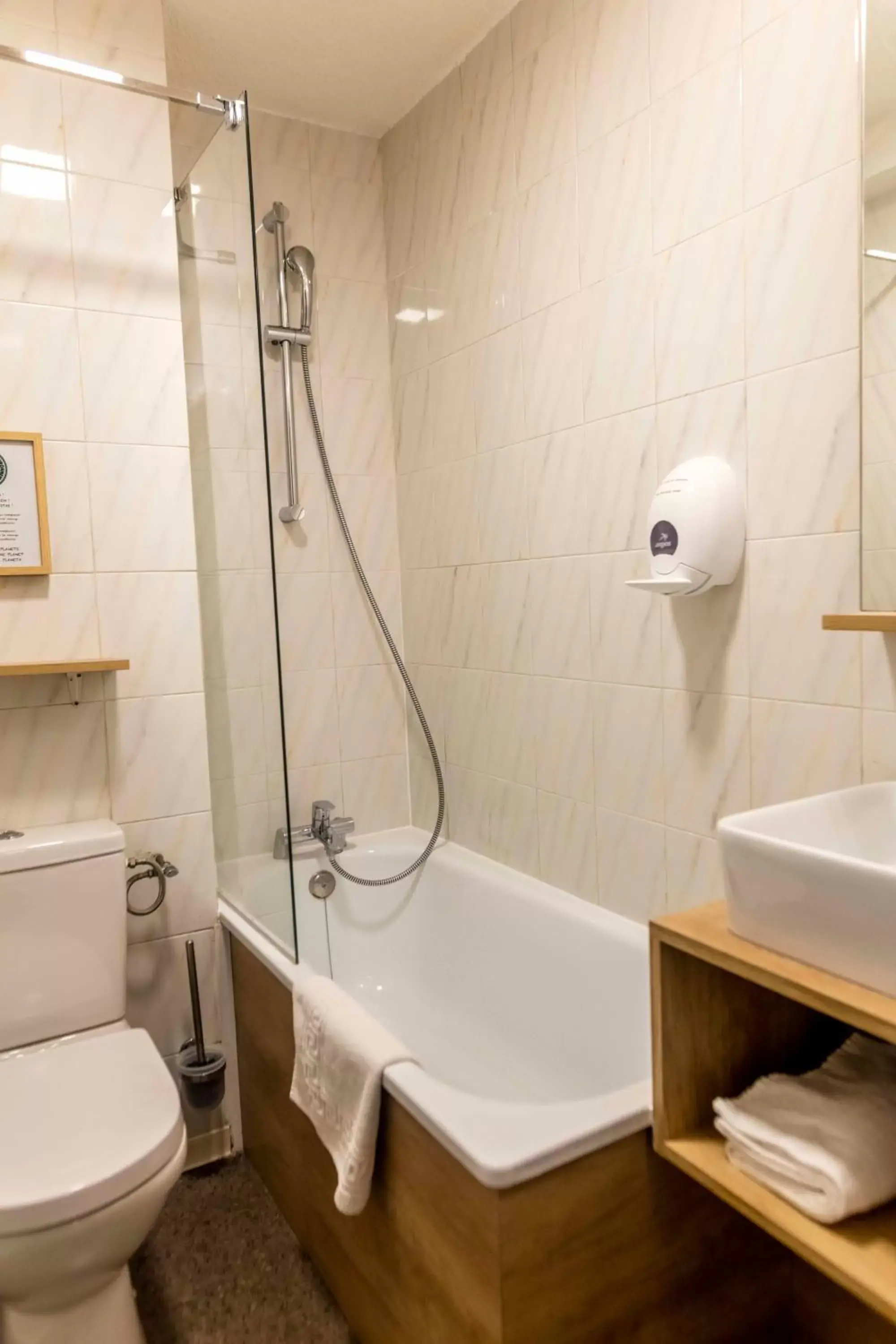 Toilet, Bathroom in Ostal Hotel Pau Universite