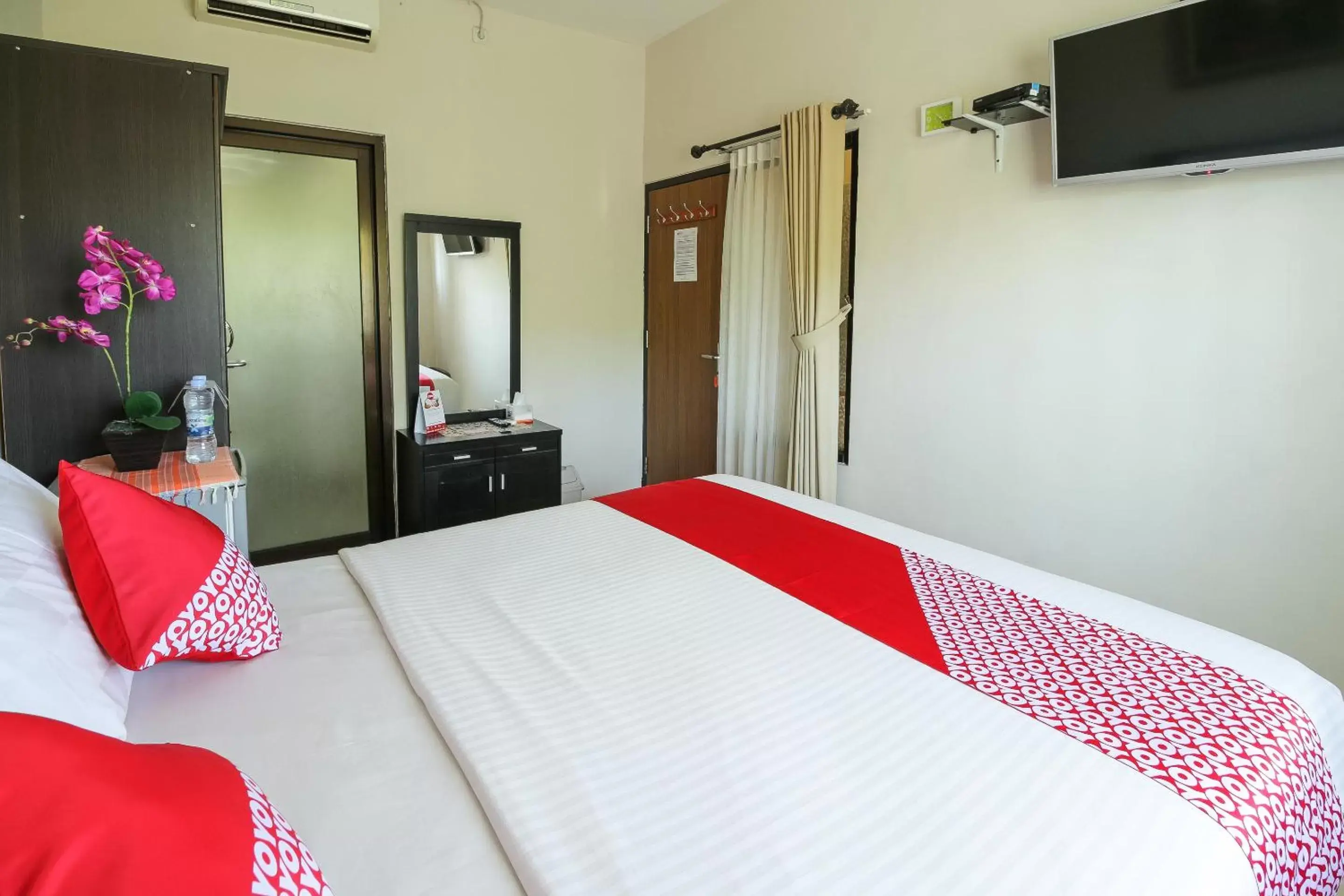 Bedroom, Bed in OYO 734 Tuban Torres Accomodation