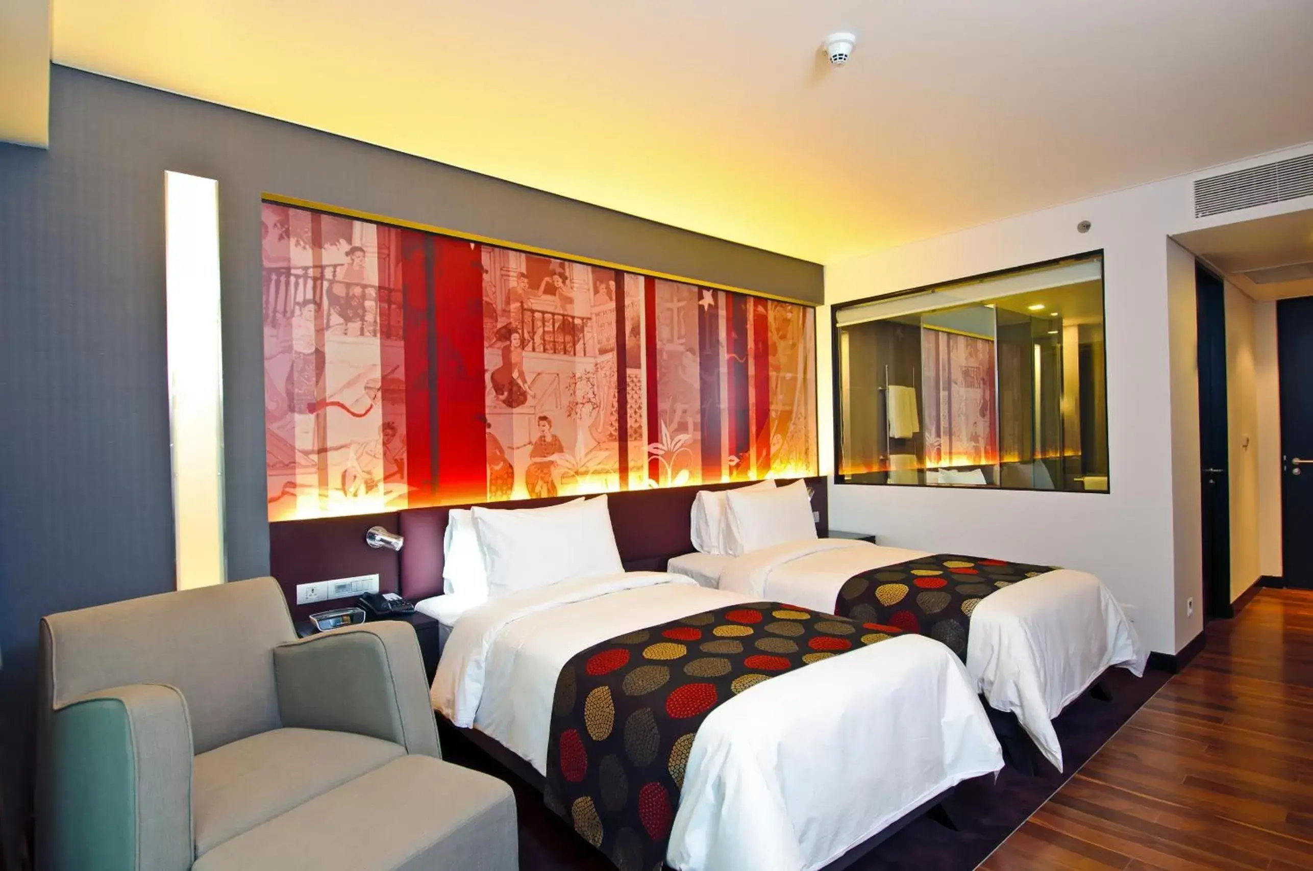 Photo of the whole room, Bed in Park Plaza Bangkok Soi 18
