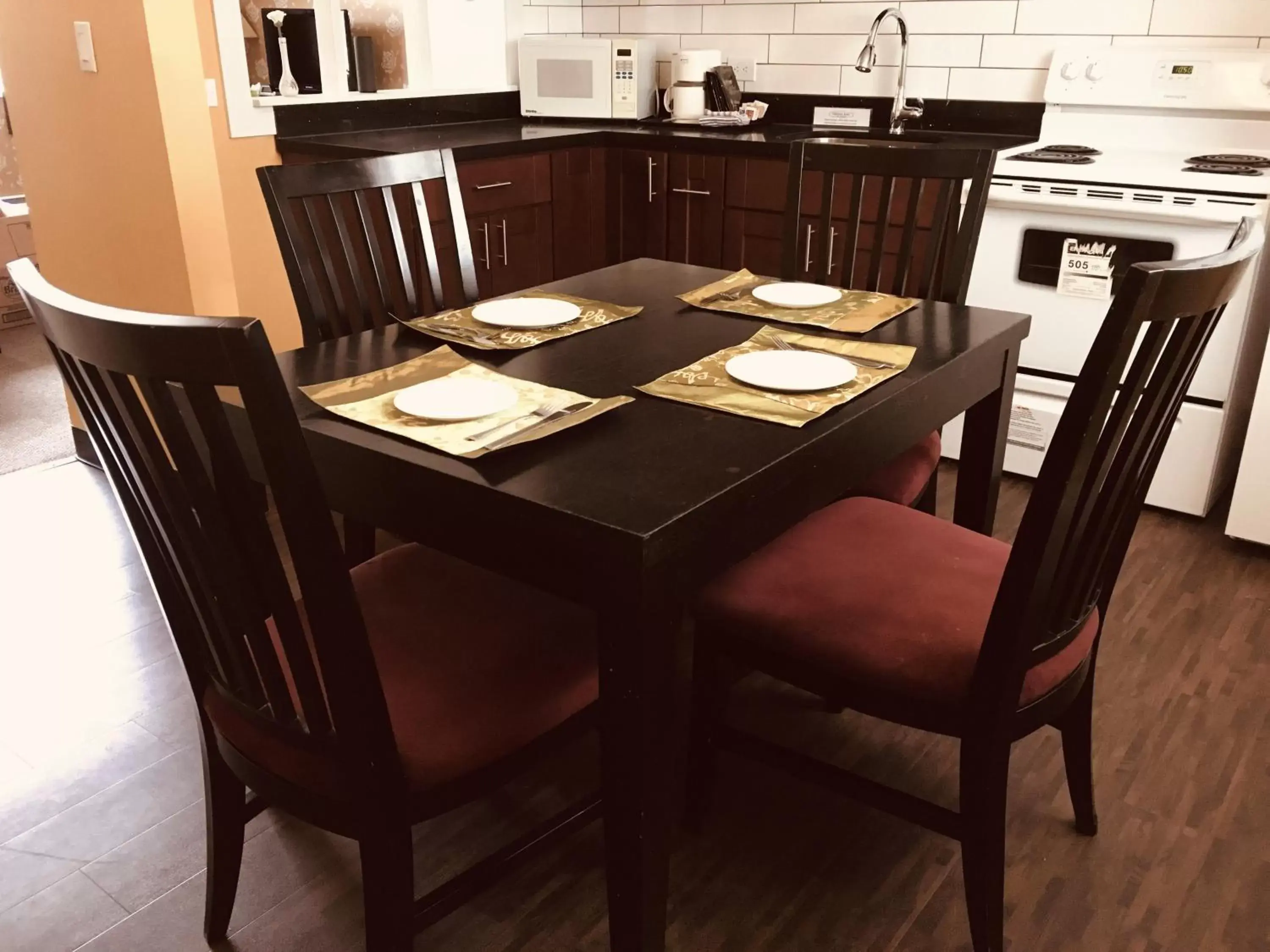 Kitchen or kitchenette, Dining Area in Alpine Inn & Suites