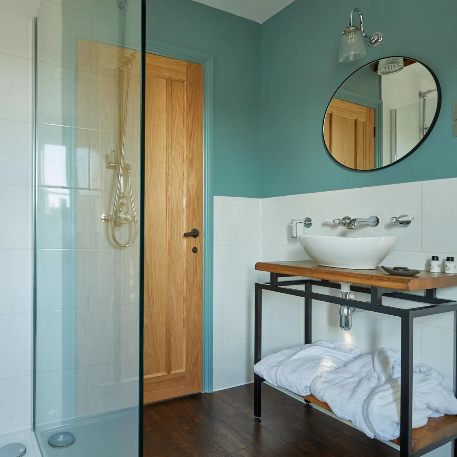 Bathroom, Bed in The Angel Inn, Stoke-by-Nayland