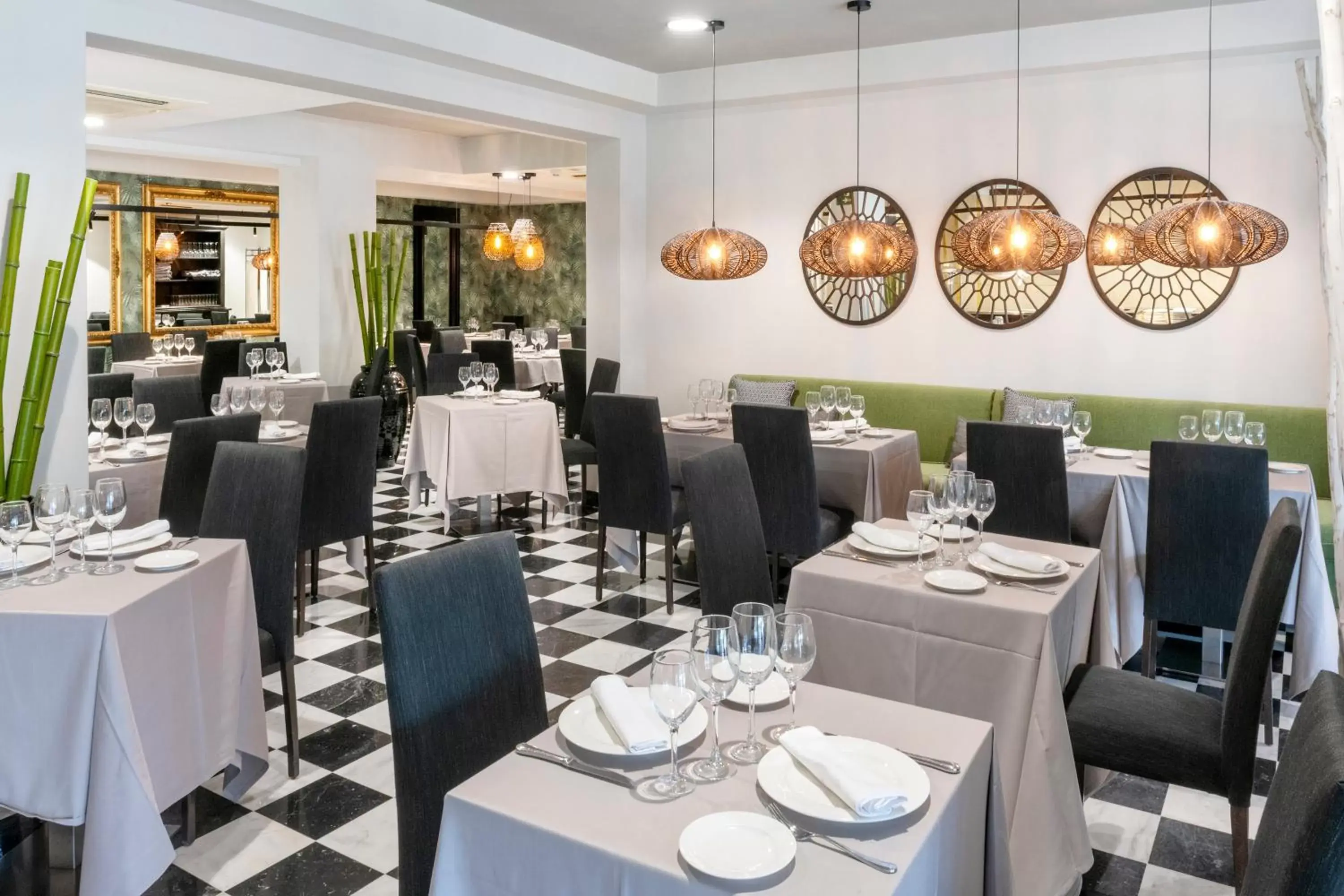 Restaurant/Places to Eat in Salles Hotel Aeroport de Girona