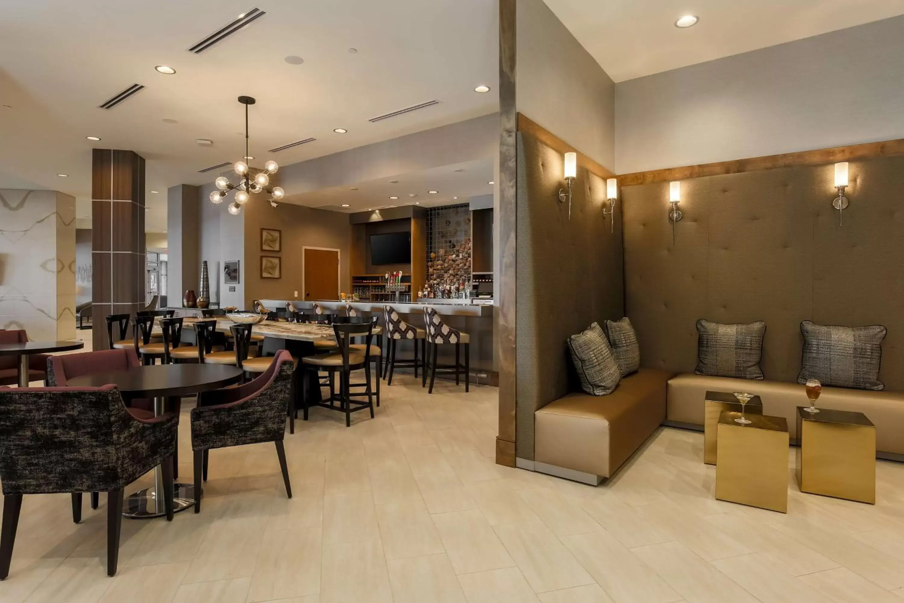 Breakfast, Restaurant/Places to Eat in DoubleTree by Hilton Evansville