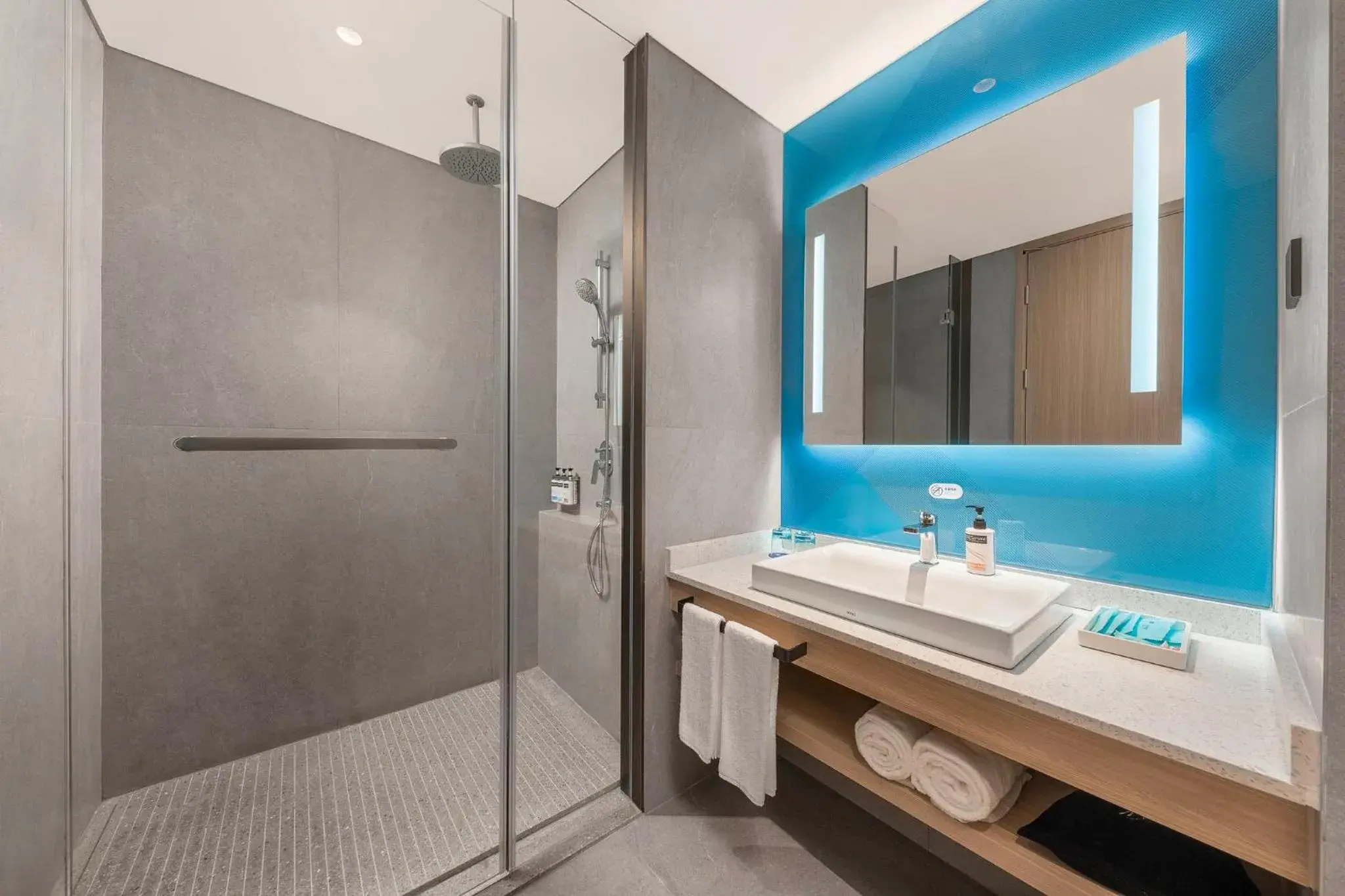 Photo of the whole room, Bathroom in Holiday Inn Express Jiangmen Yinhu Bay, an IHG Hotel