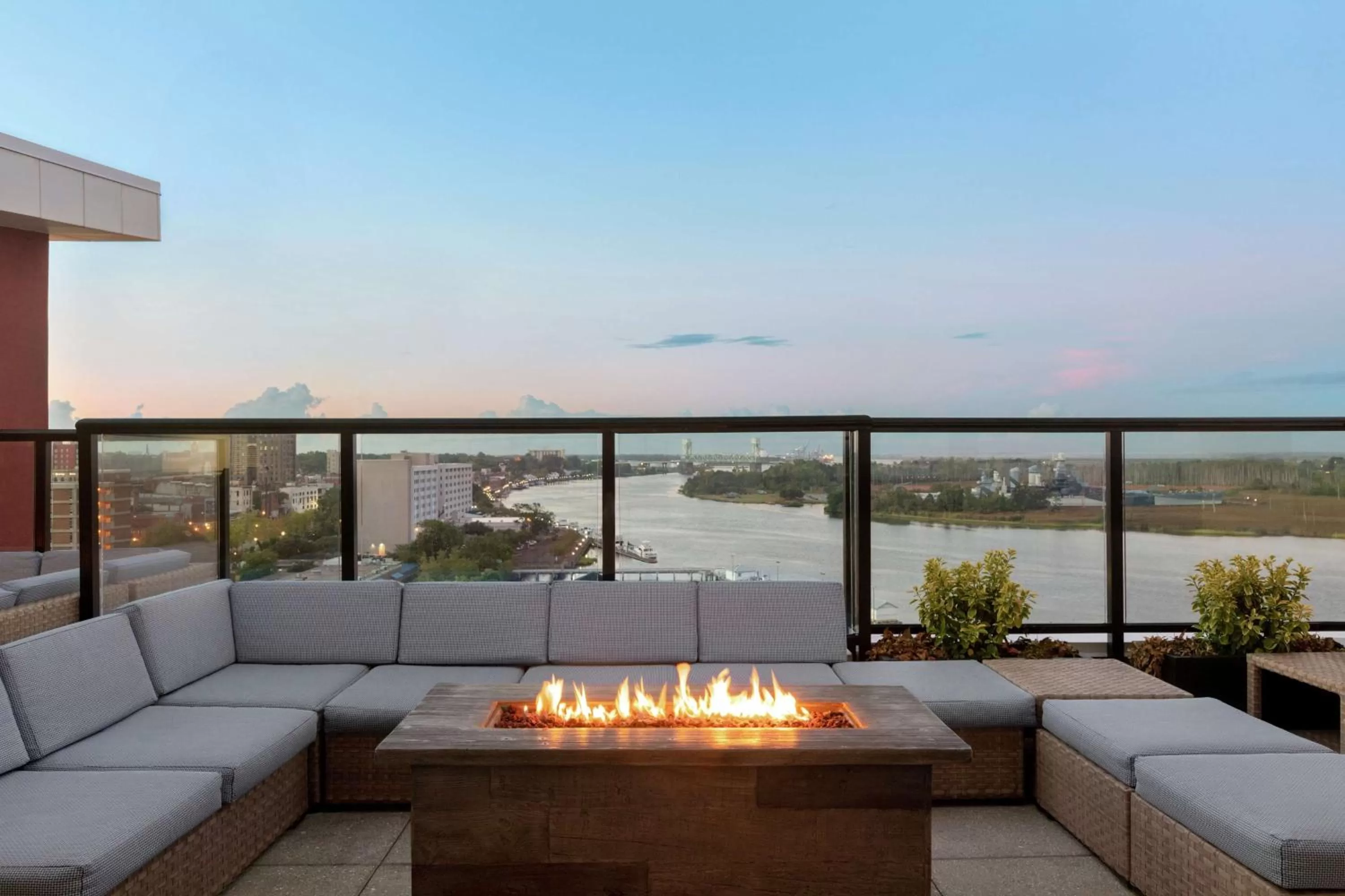 Lounge or bar in Embassy Suites By Hilton Wilmington Riverfront