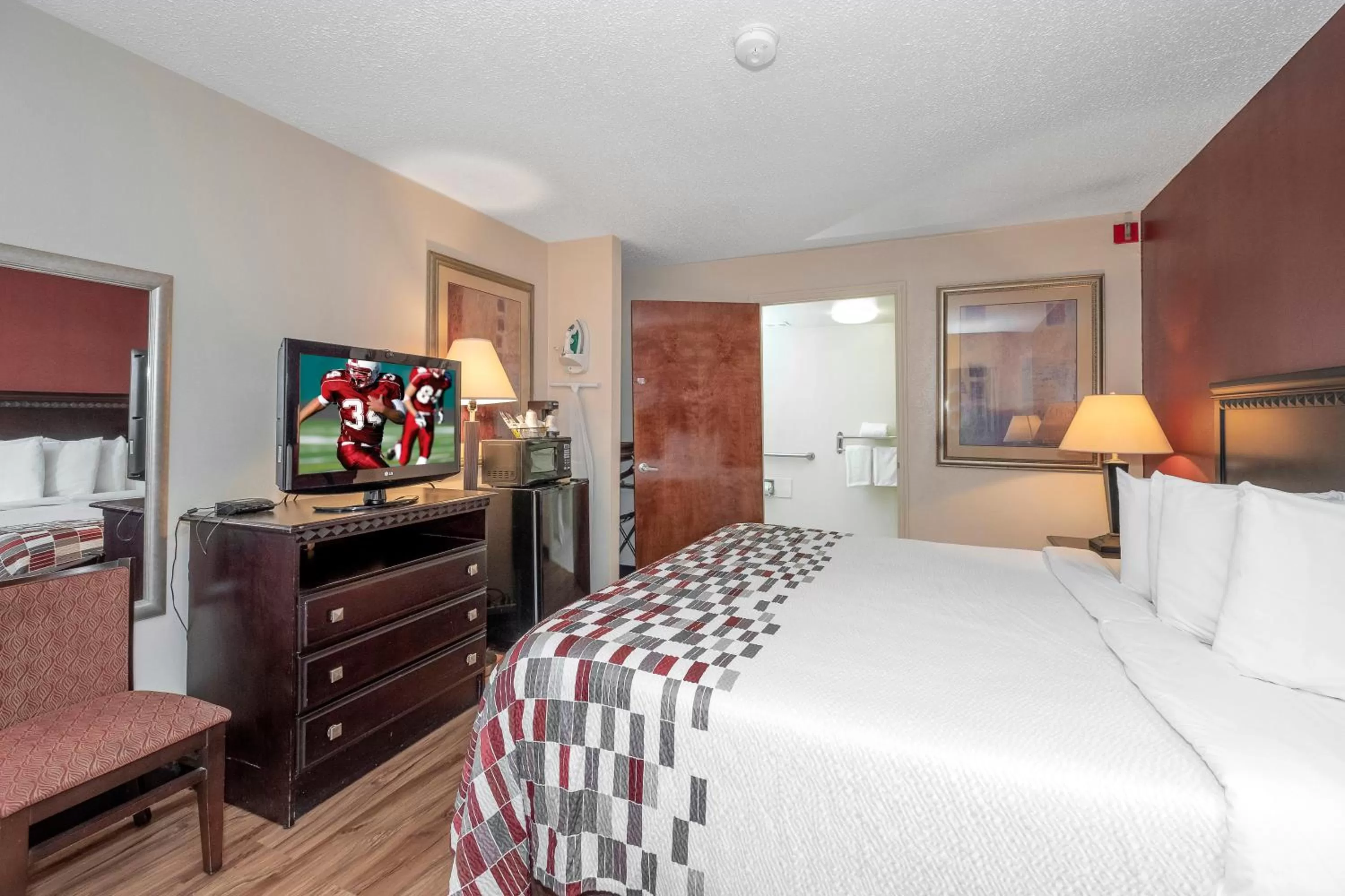 Photo of the whole room, Bed in Red Roof Inn & Suites Oxford