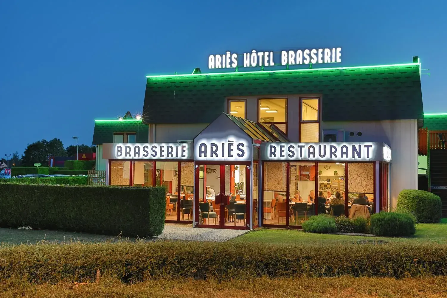 Facade/entrance, Property Building in The Originals Access, Hotel Aries, Argentan (Inter-Hotel)