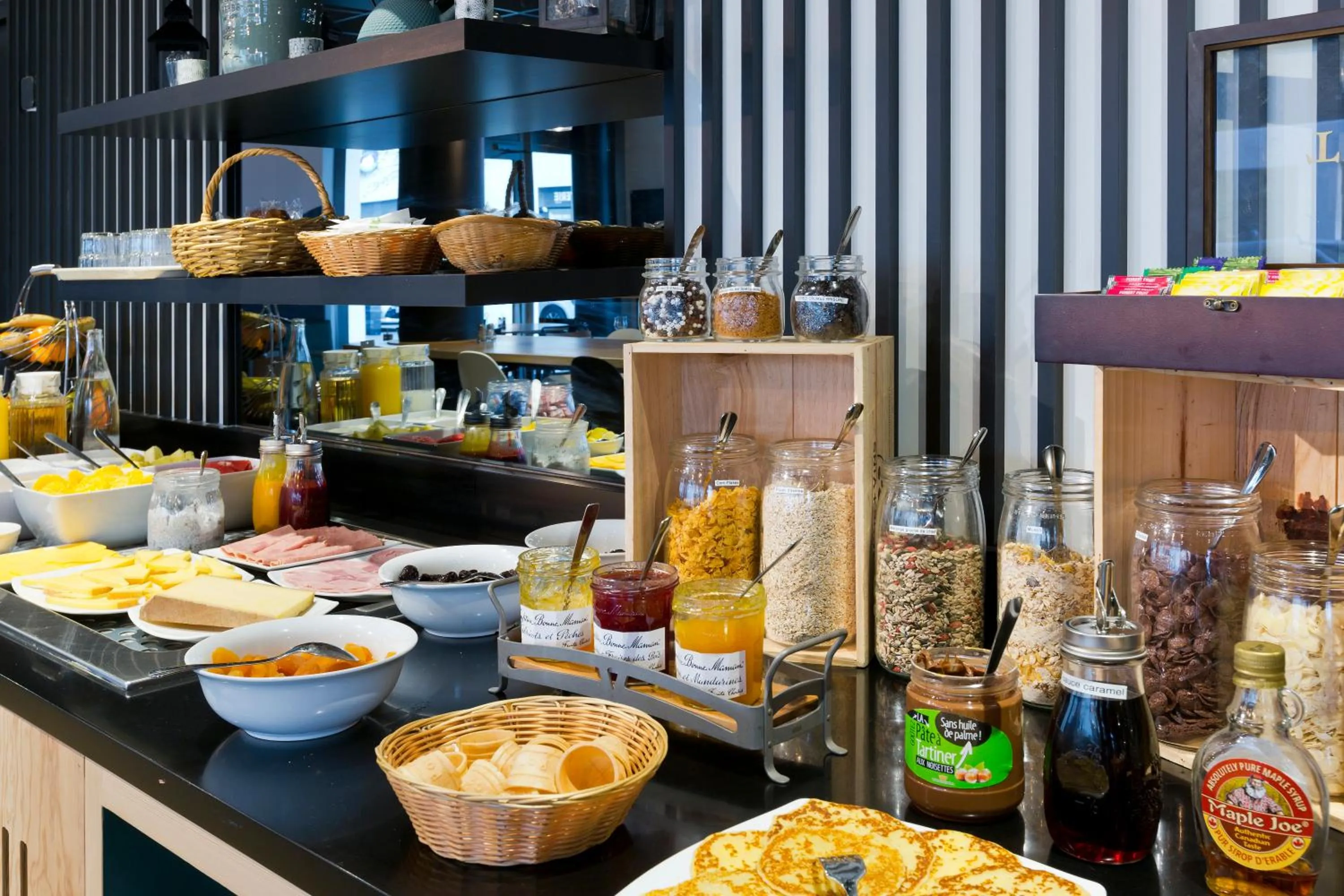 Food and drinks in ibis Styles Massy Opéra