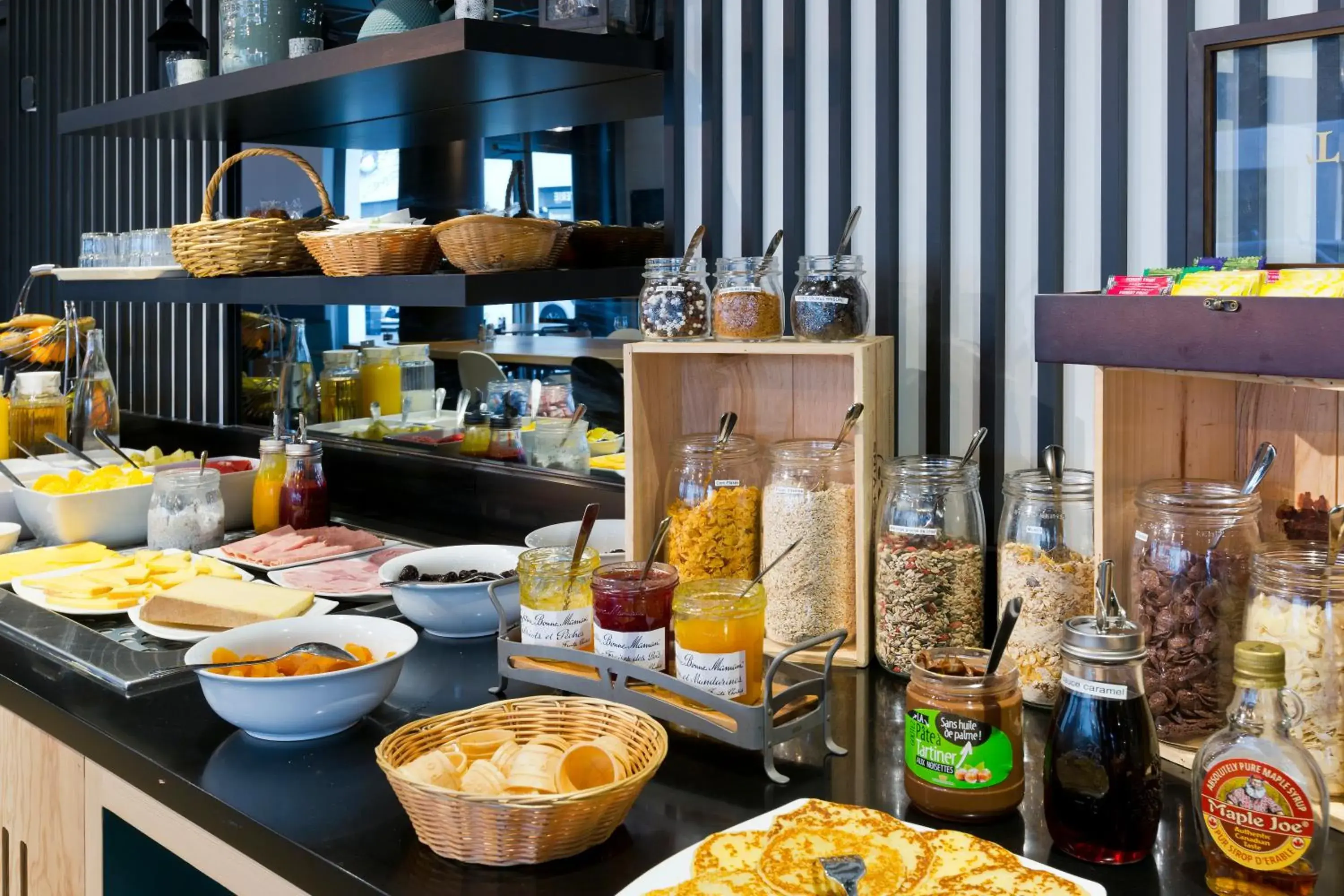 Food and drinks in ibis Styles Massy Opera