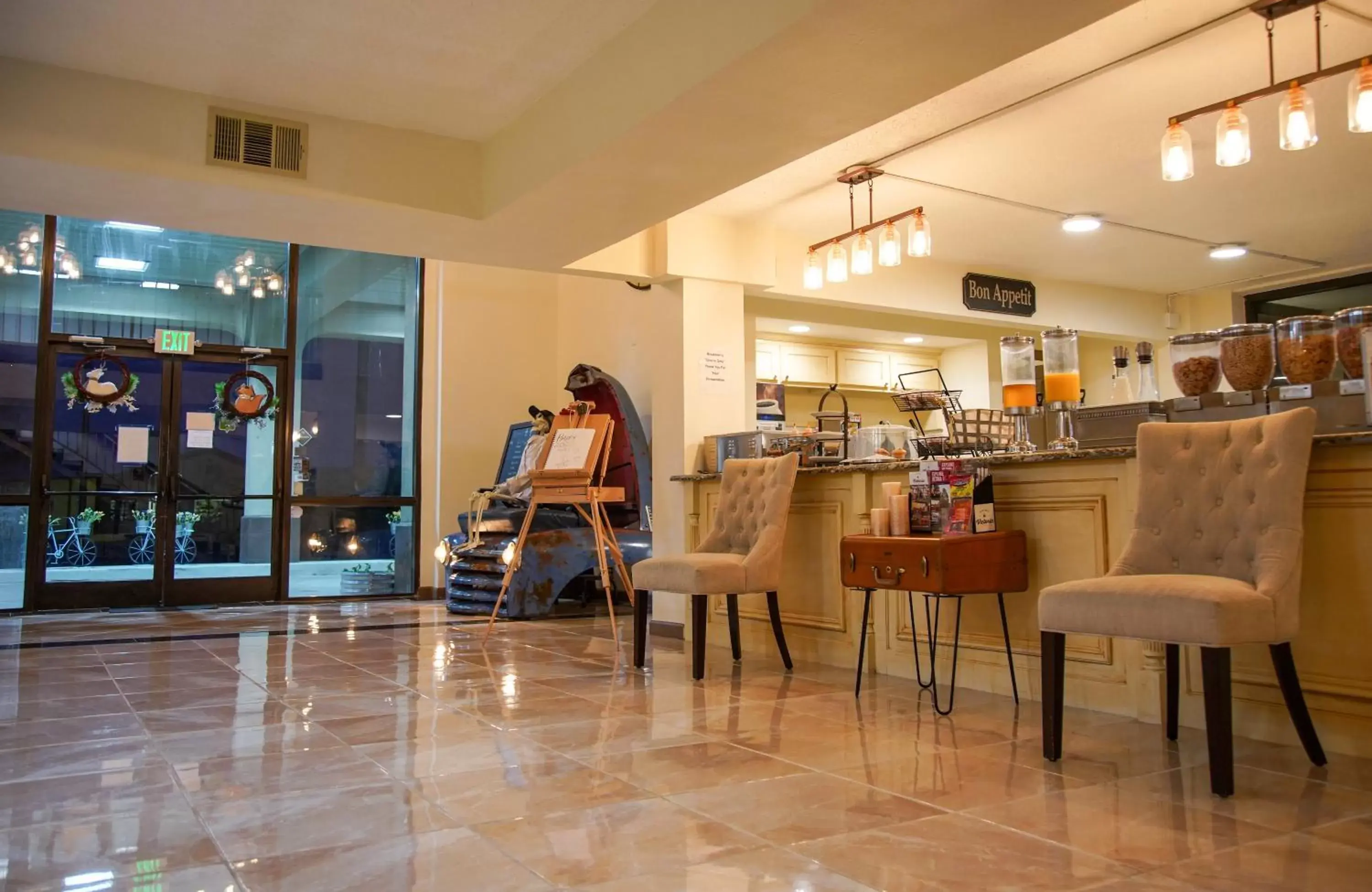 Lobby or reception in SureStay by Best Western Victoria