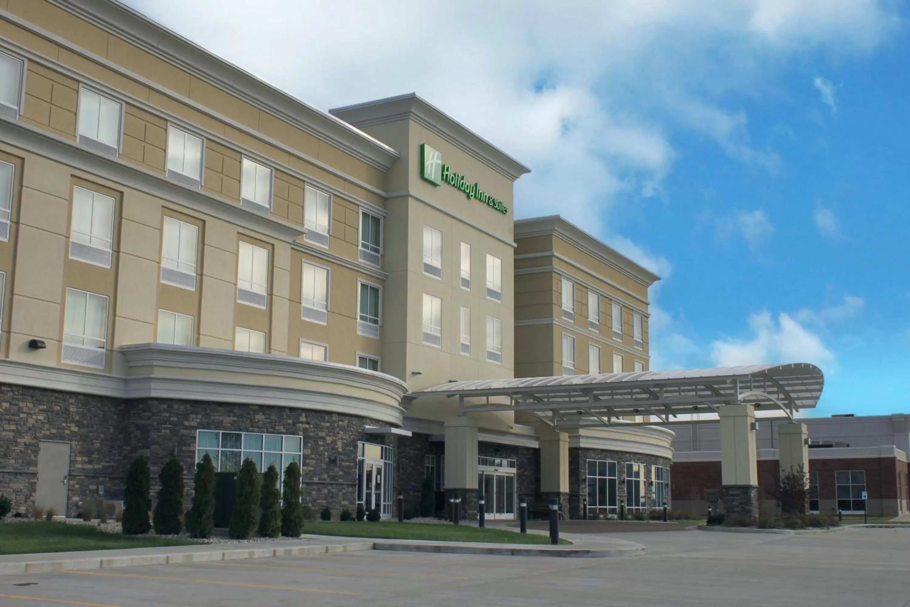 Property building in Holiday Inn & Suites - Hopkinsville - Convention Ctr by IHG