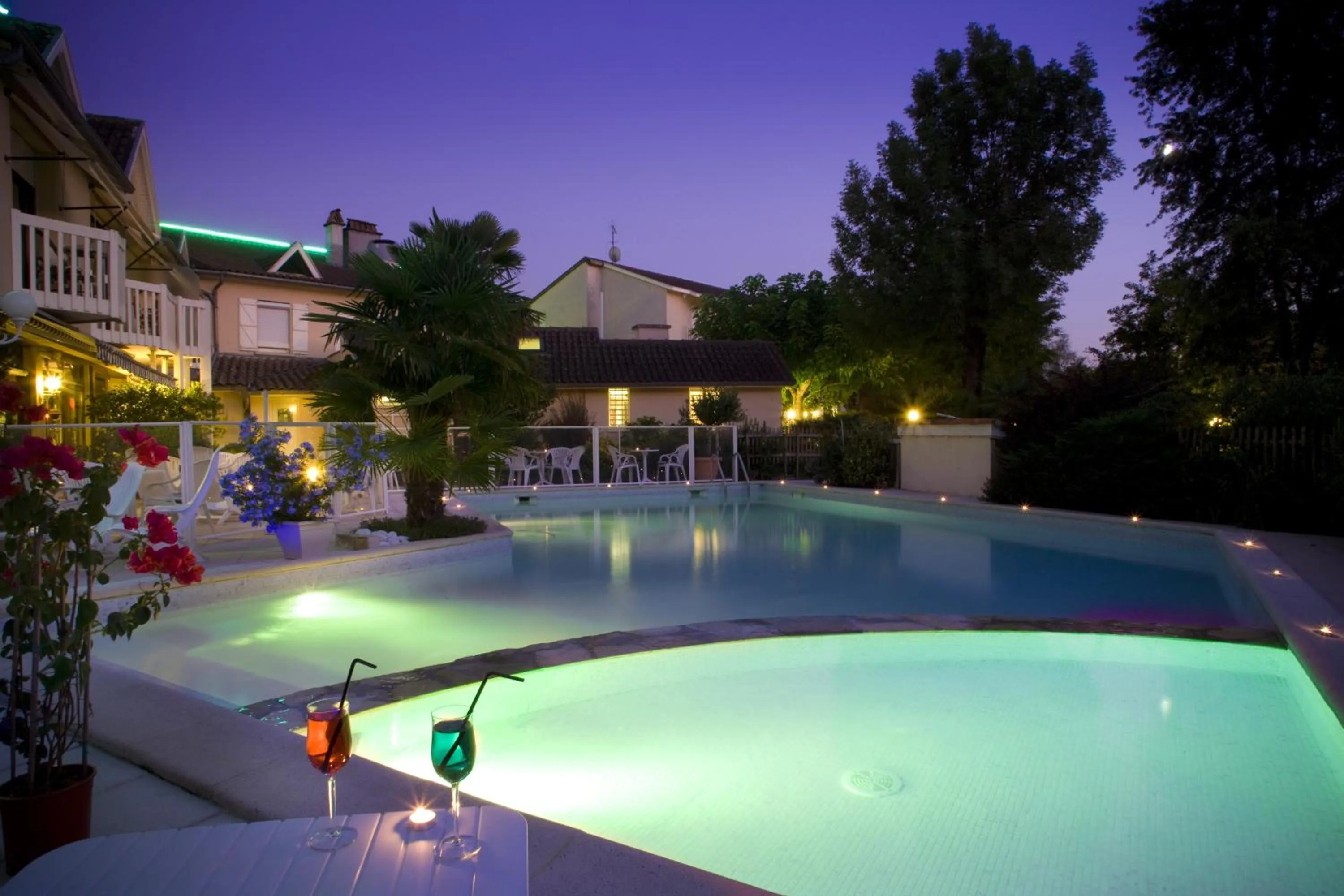 Swimming pool in Logis Hotel - Restaurant - Spa - Le Relais de Farrou