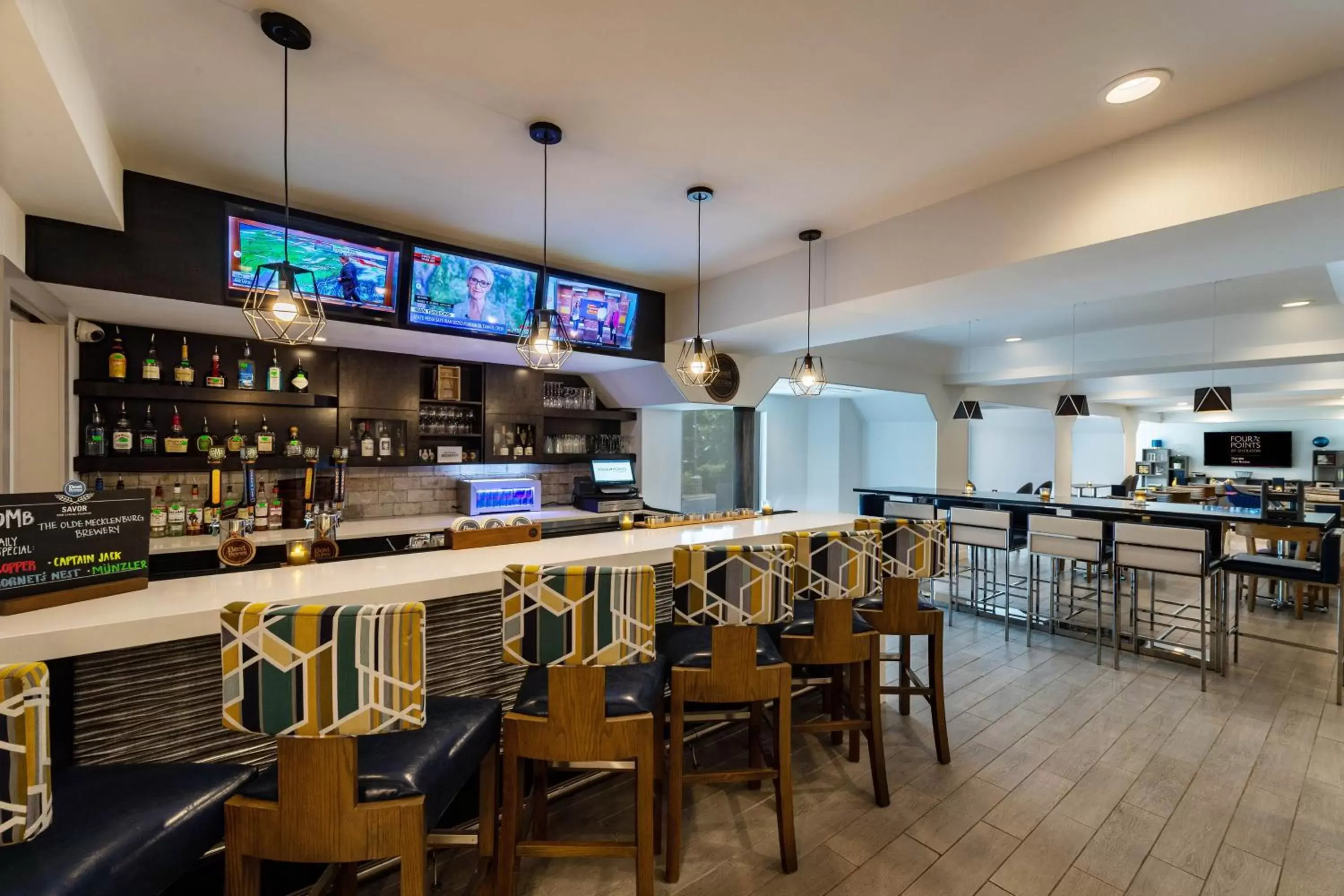 Restaurant/places to eat, Lounge/Bar in Four Points by Sheraton Charlotte - Lake Norman