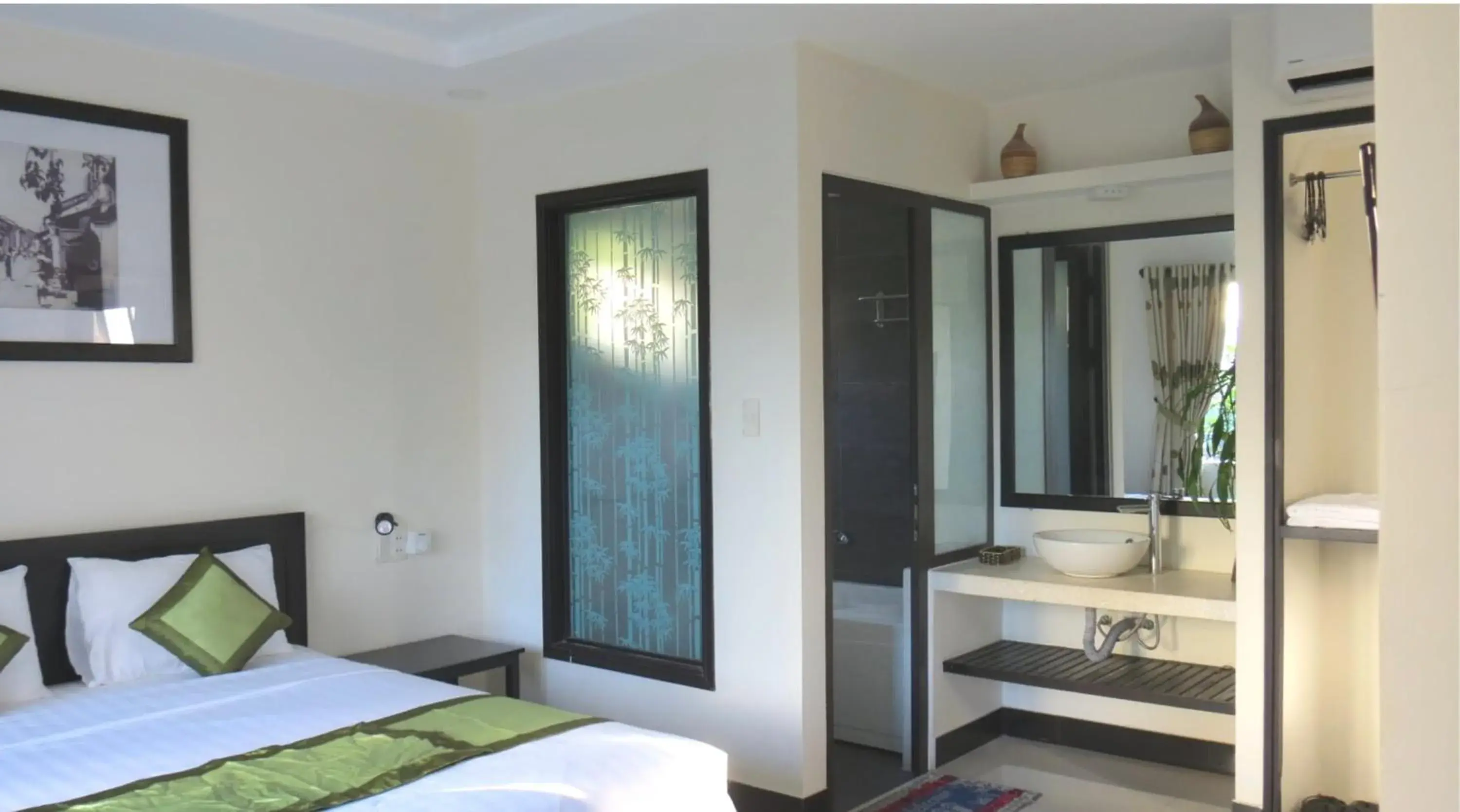Photo of the whole room, Bed in Starfruit Villa
