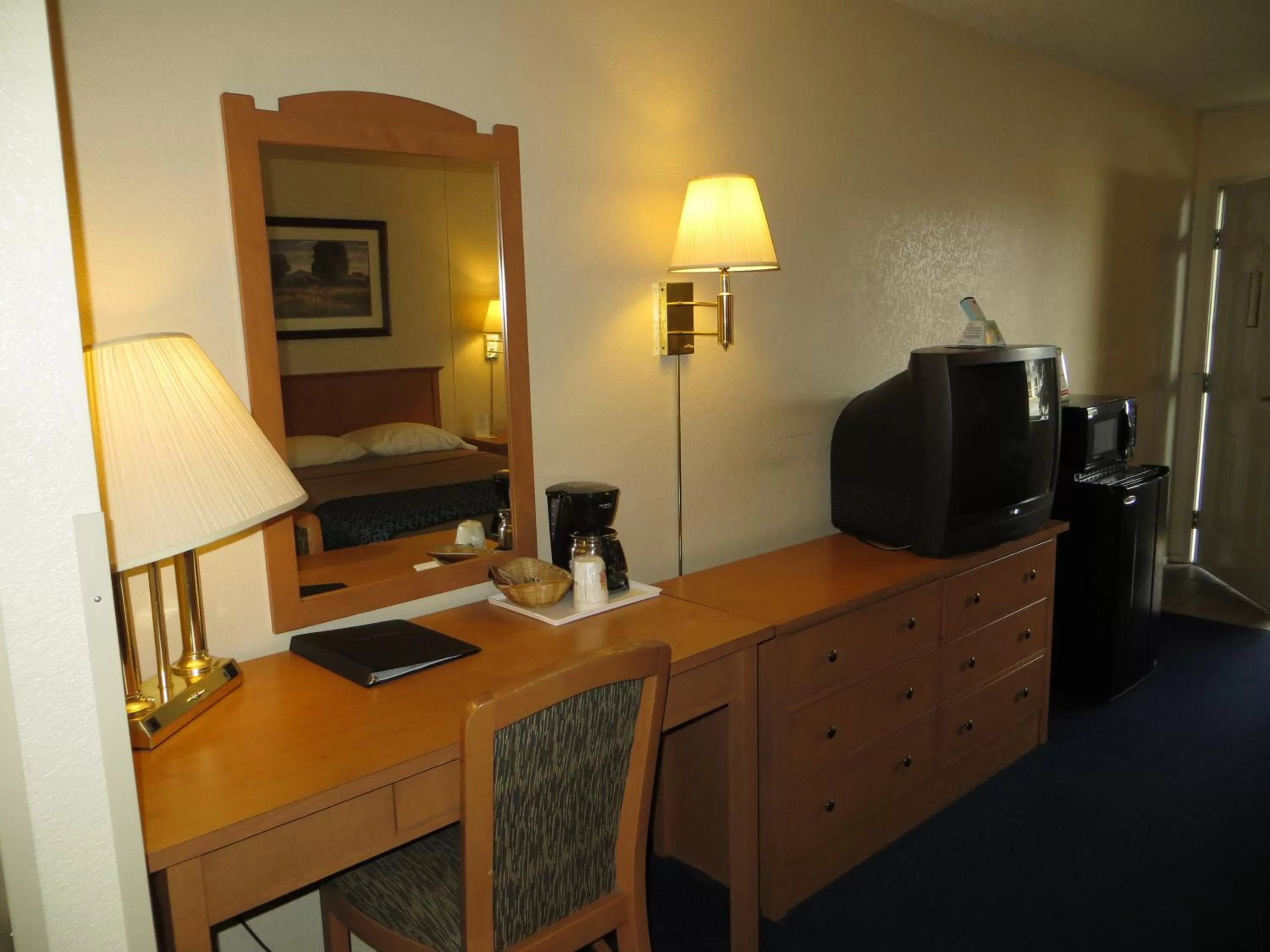 TV and multimedia in Super 8 by Wyndham Susanville