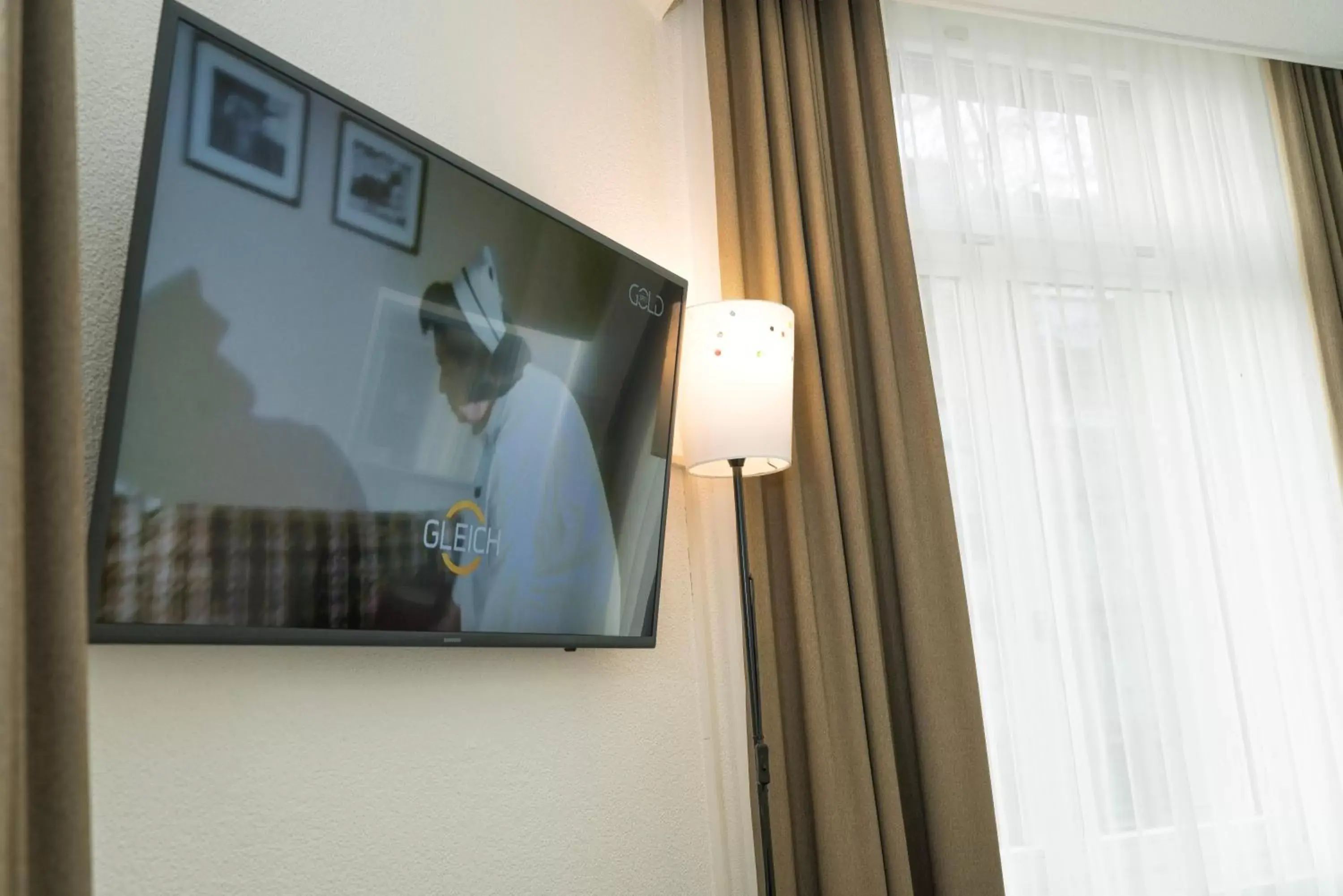 TV and multimedia, TV/Entertainment Center in Hotel Waldhorn