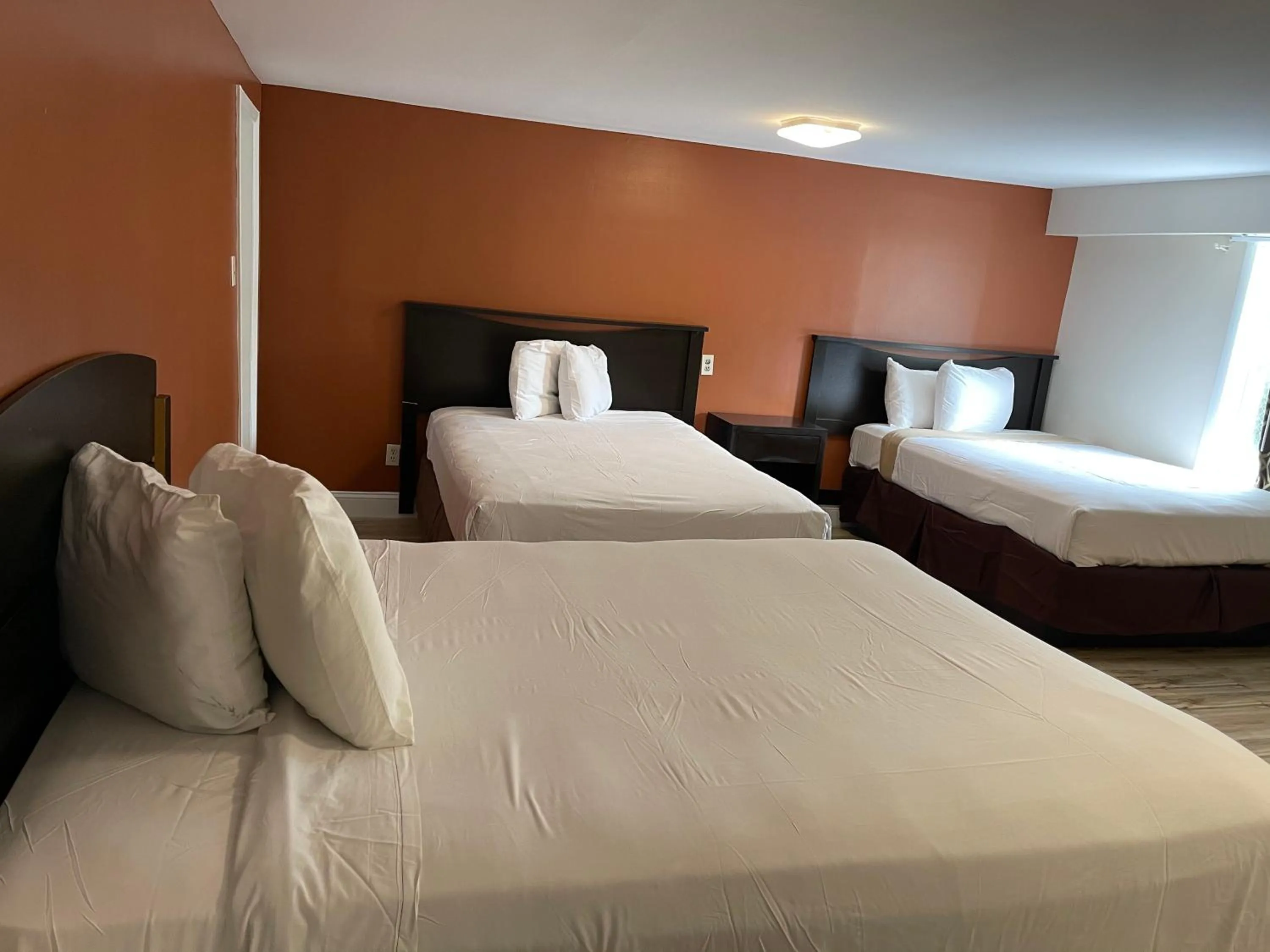 Bed in Wildwood Inn Hotel Beach & Boardwalk