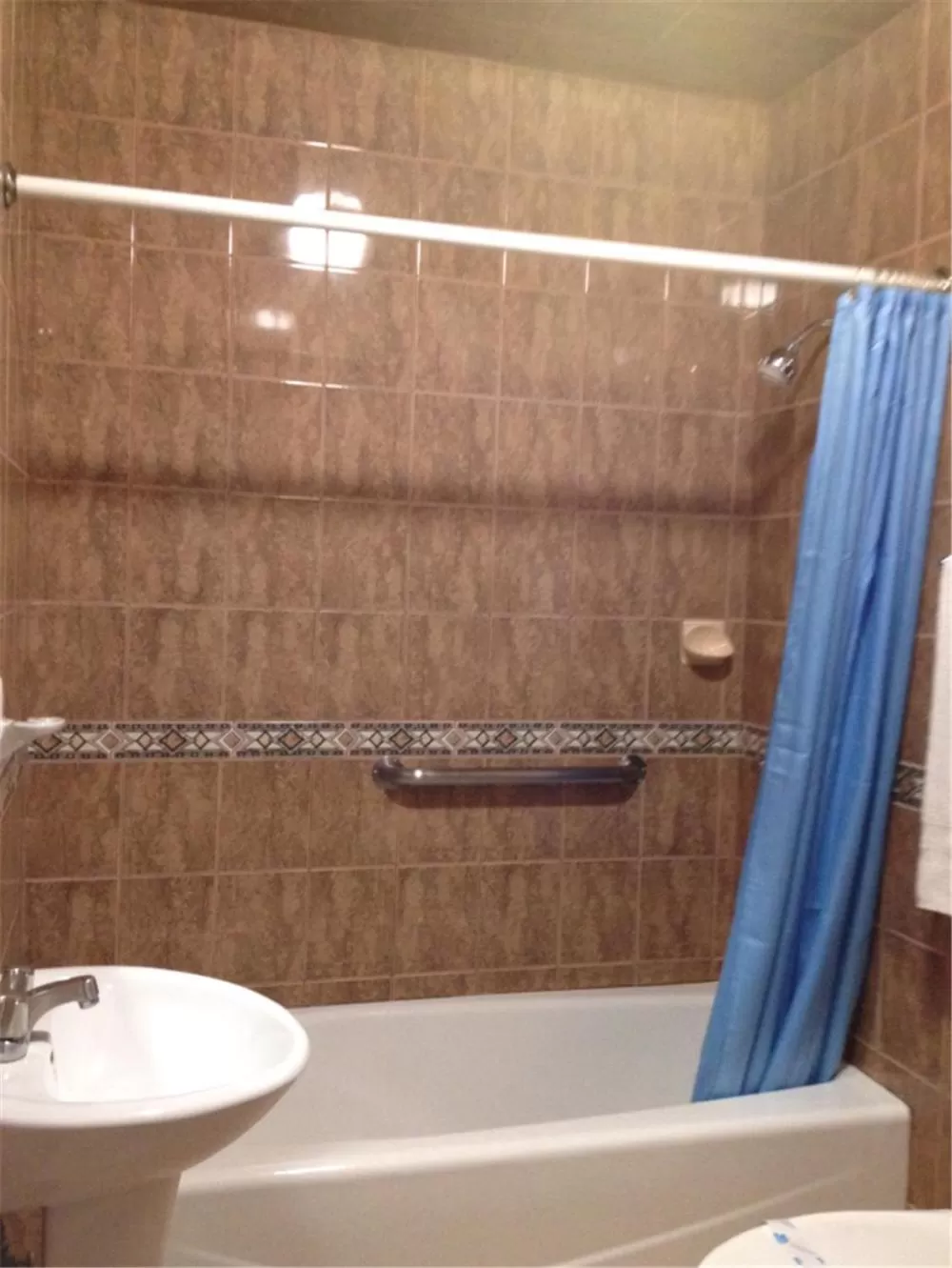 Bathroom in Walls Motel Long Beach