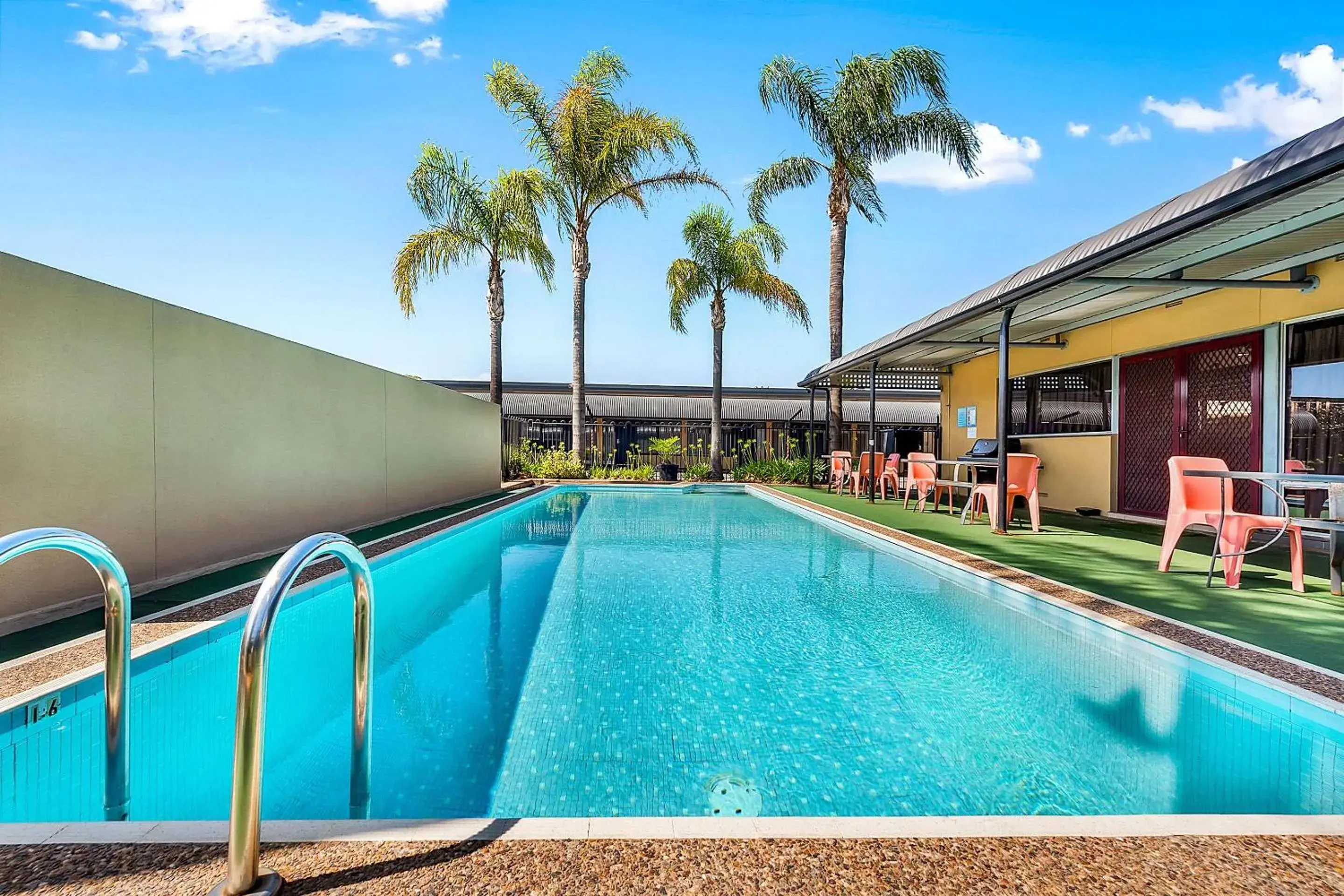 Swimming Pool in COMFORT INN MANHATTAN - ADELAIDE