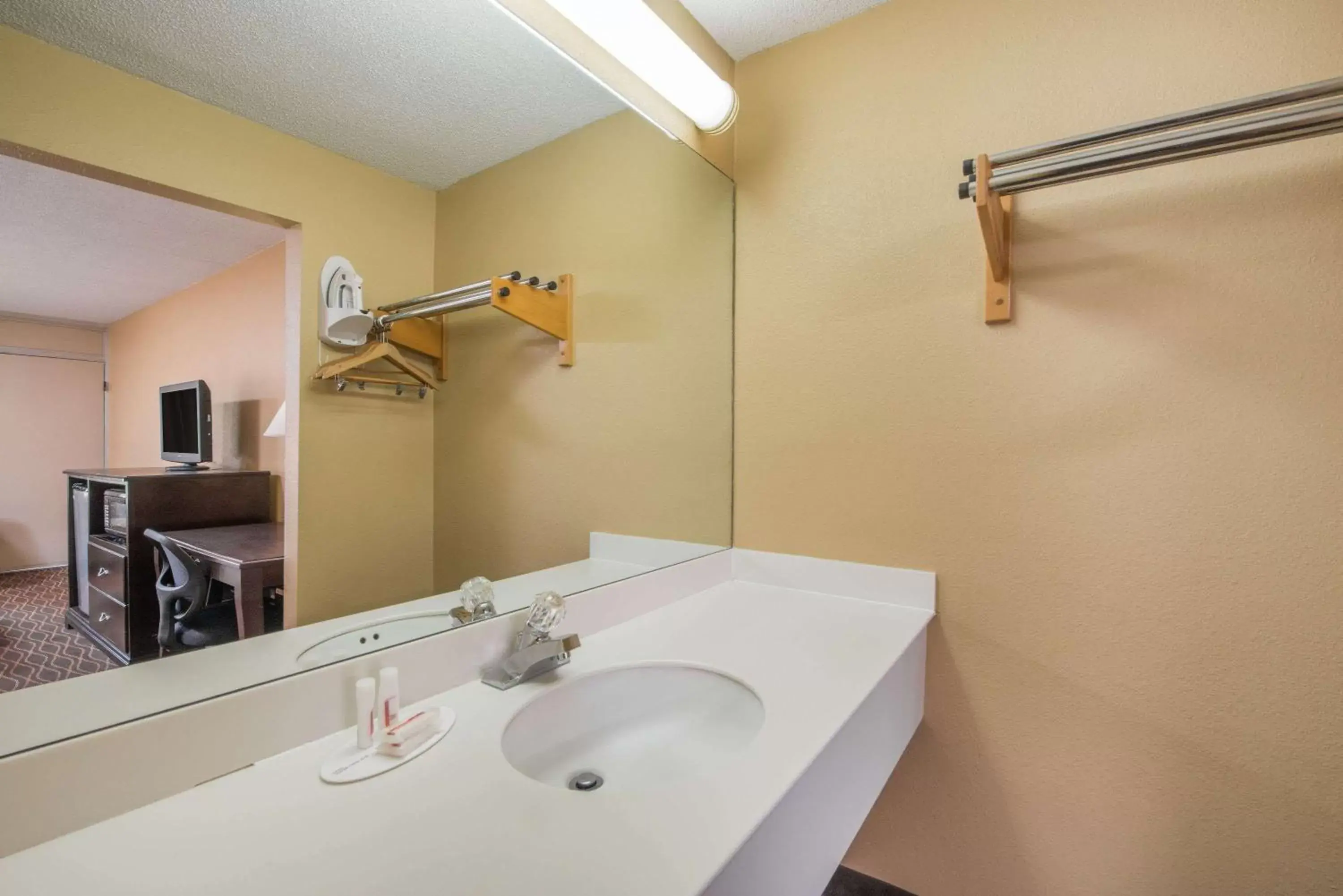 Bathroom in Days Inn by Wyndham Paducah