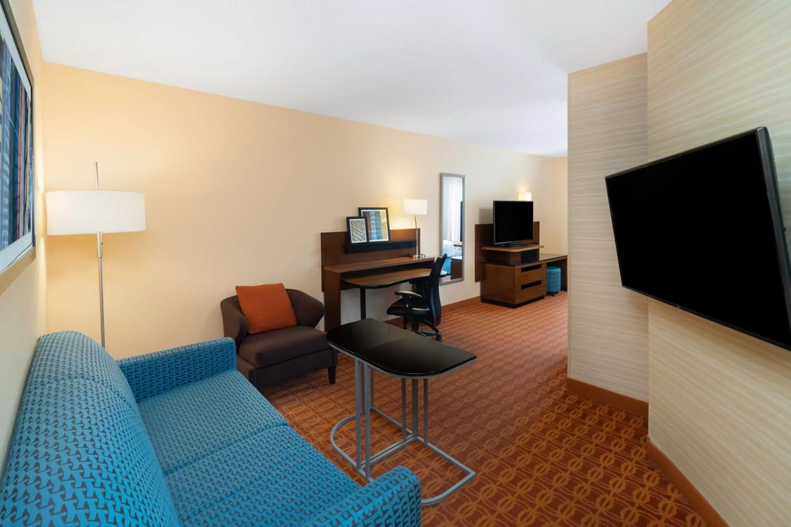 Living room, TV/Entertainment Center in Fairfield Inn and Suites by Marriott Nashville Smyrna