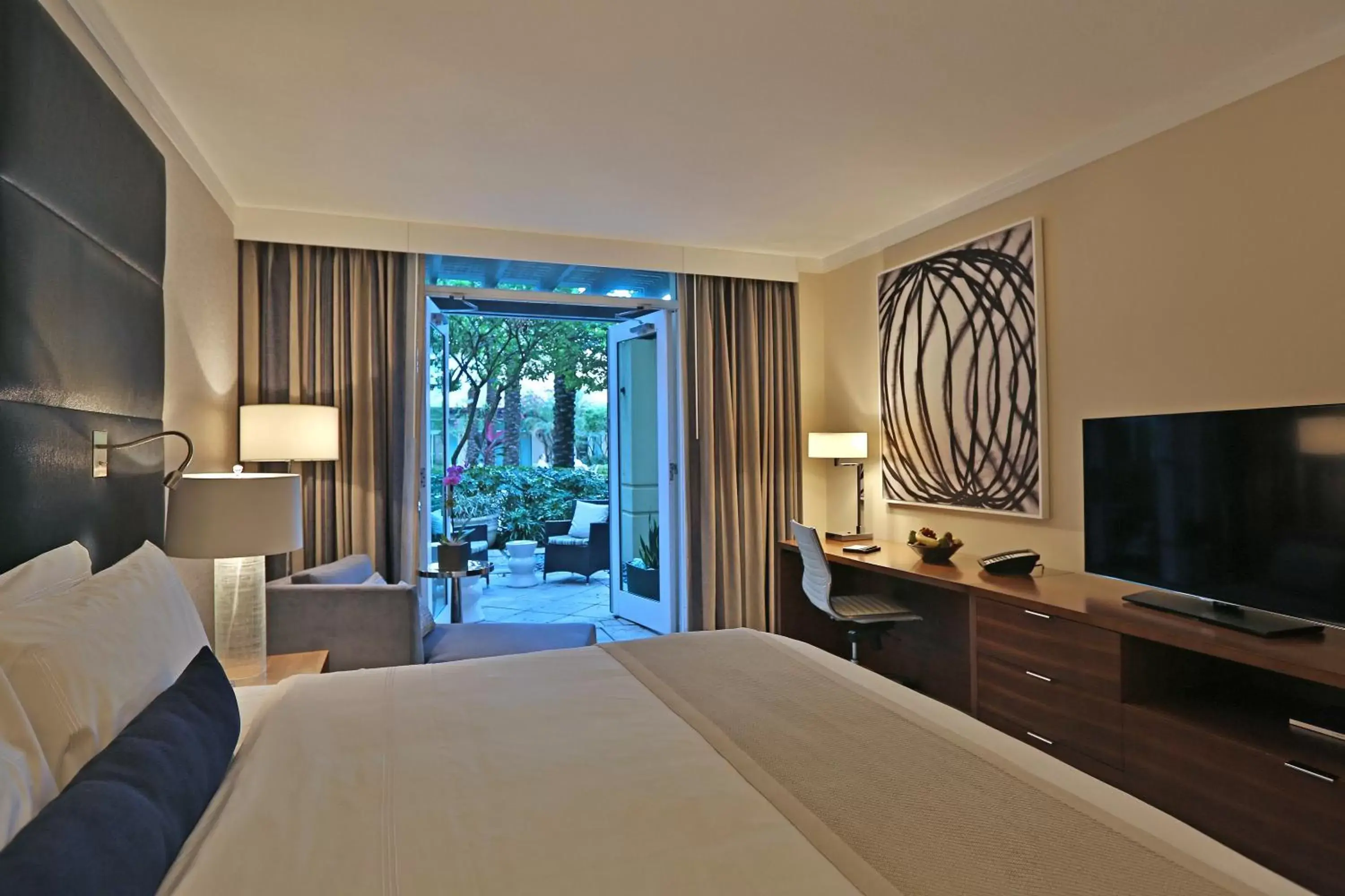 Bed, TV/Entertainment Center in InterContinental at Doral Miami, an IHG Hotel