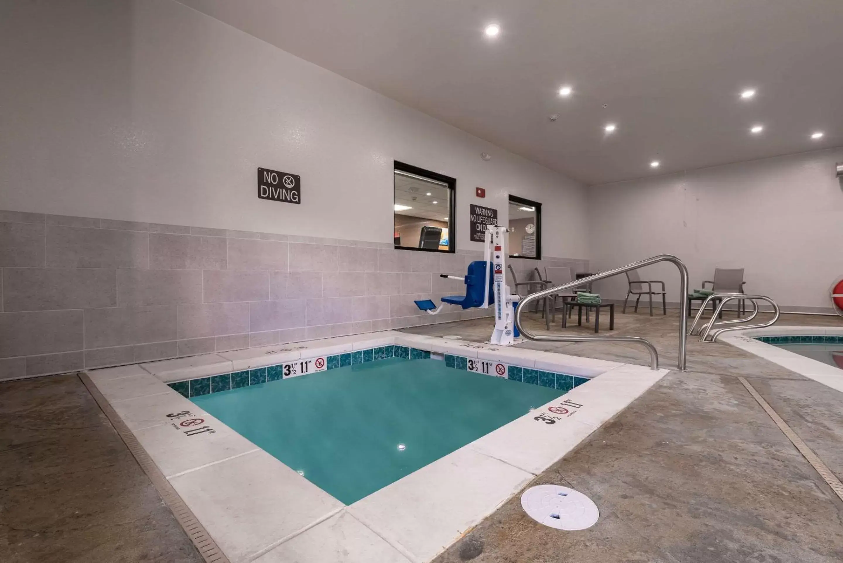 Swimming Pool in MainStay Suites Colorado Springs East - Medical Center Area