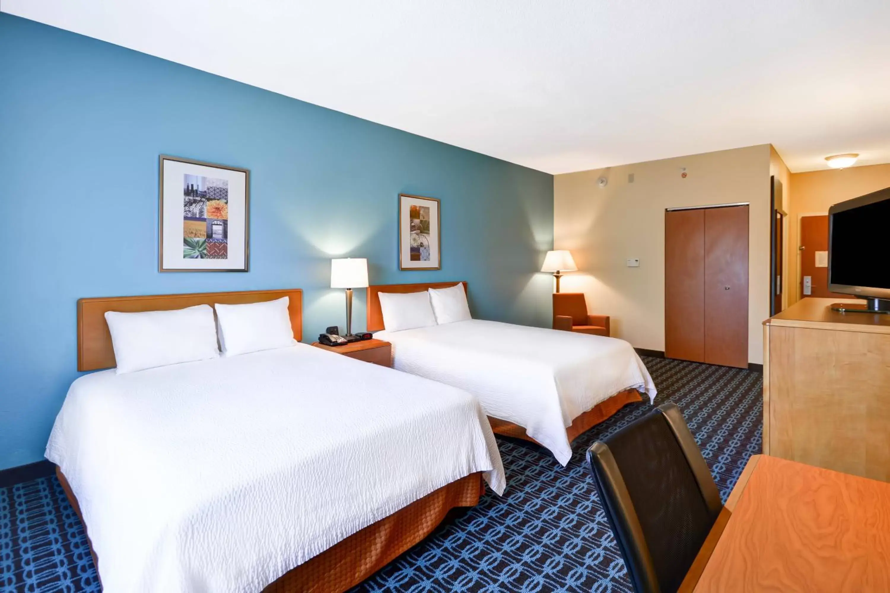 Photo of the whole room, Bed in Fairfield Inn and Suites by Marriott Birmingham Fultondale / I-65