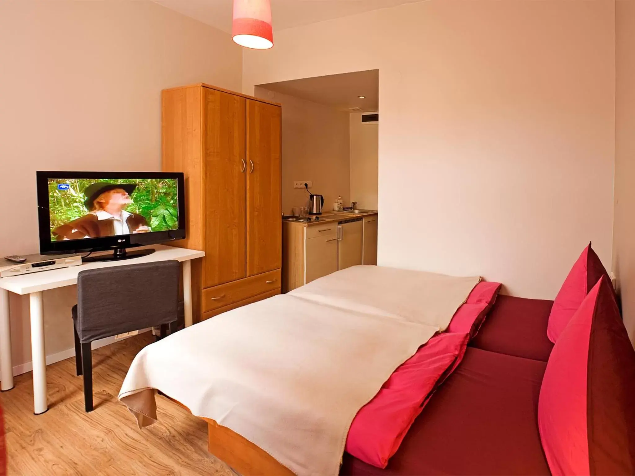 Kitchen or kitchenette, Bed in Hotel PurPur