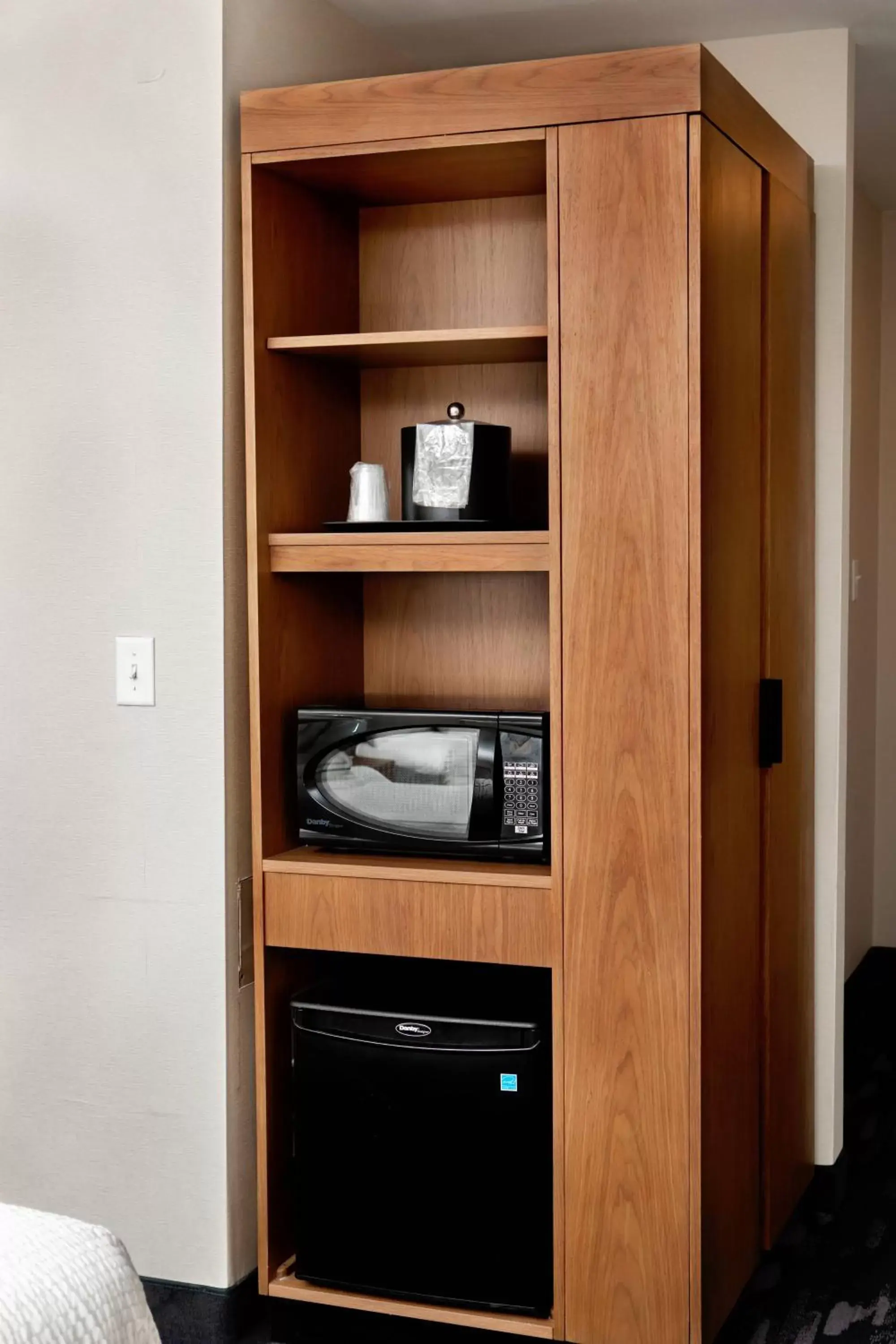 Photo of the whole room, TV/Entertainment Center in Fairfield Inn & Suites by Marriott Richmond Airport