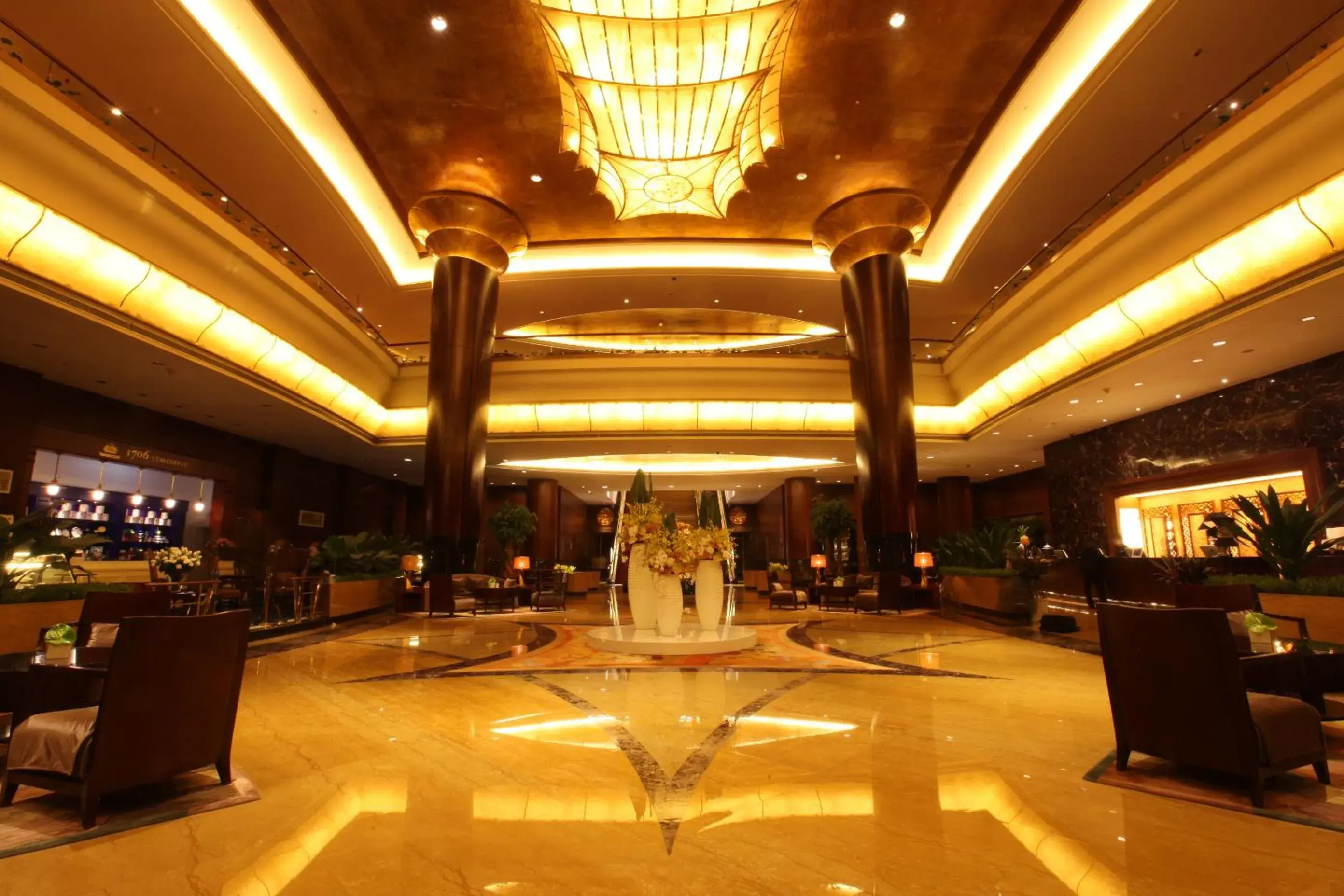 Lobby or reception in Zhongwei Green Lake Hotel Kunming