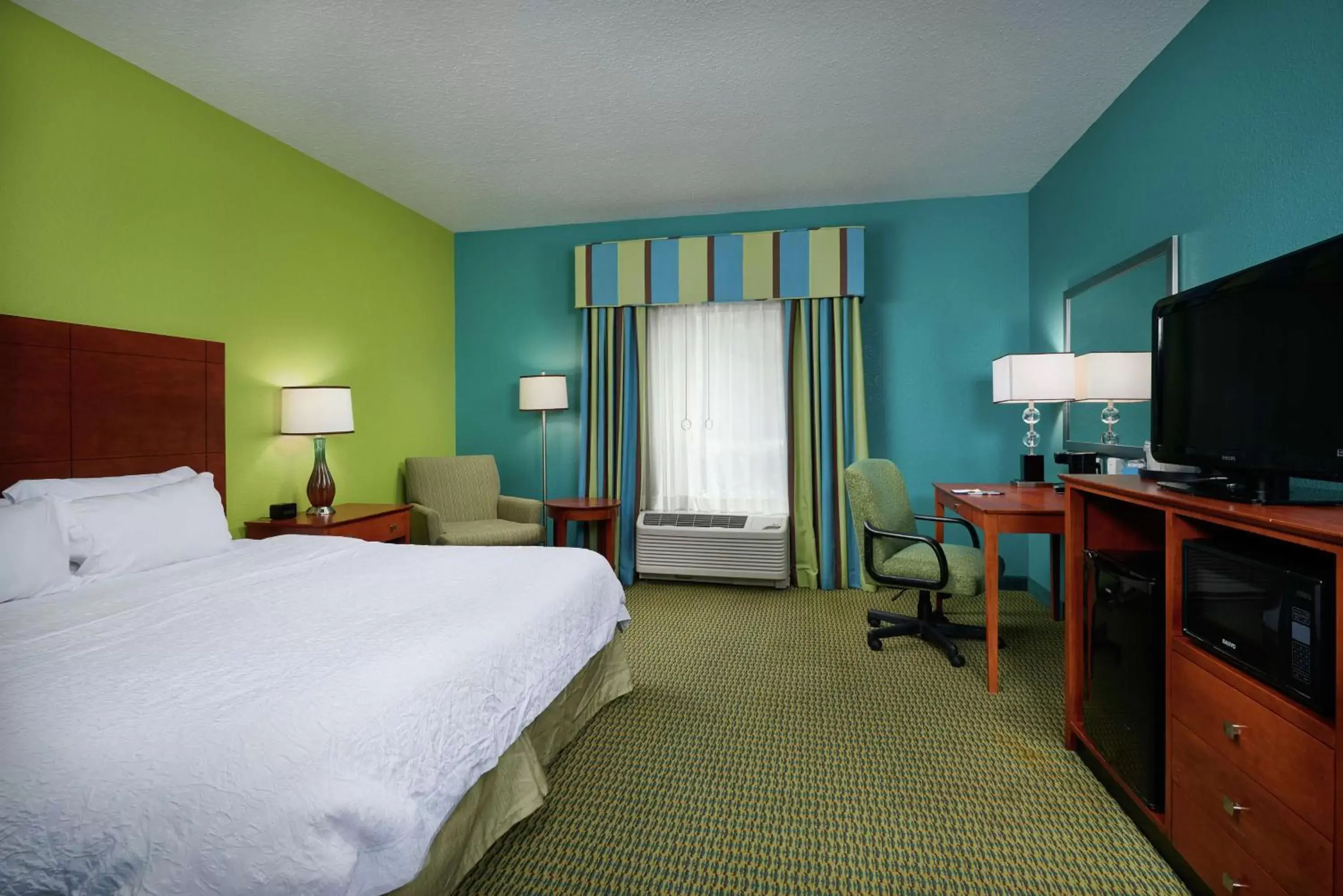 Bedroom, Bed in Hampton Inn Bermuda Run / Advance