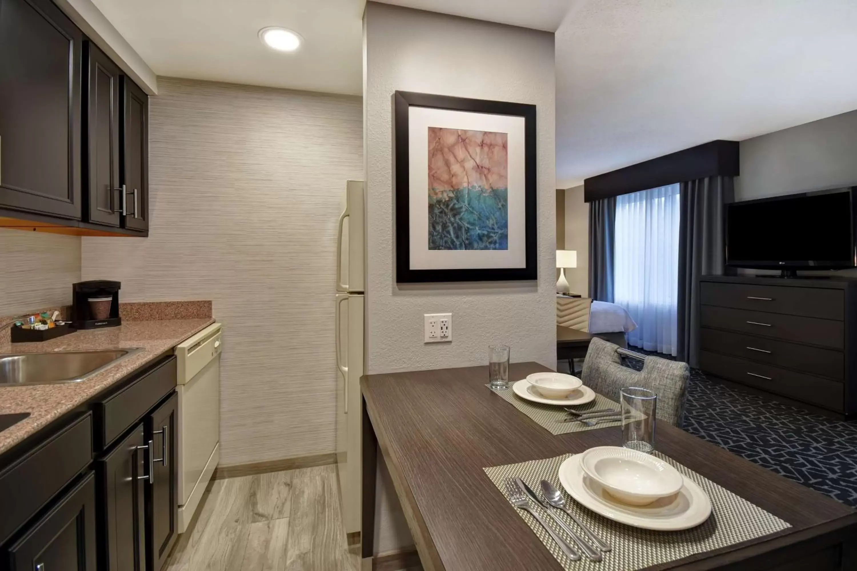 Bedroom, Kitchen/Kitchenette in Homewood Suites by Hilton Edgewater-NYC Area