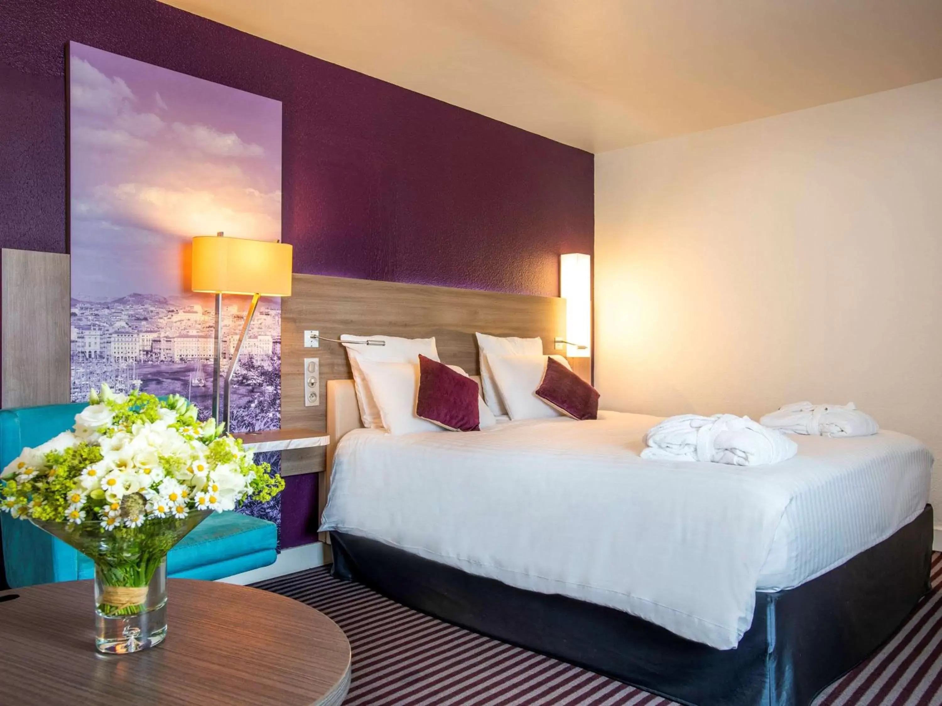 Property building, Bed in Mercure Marseille Centre Vieux Port