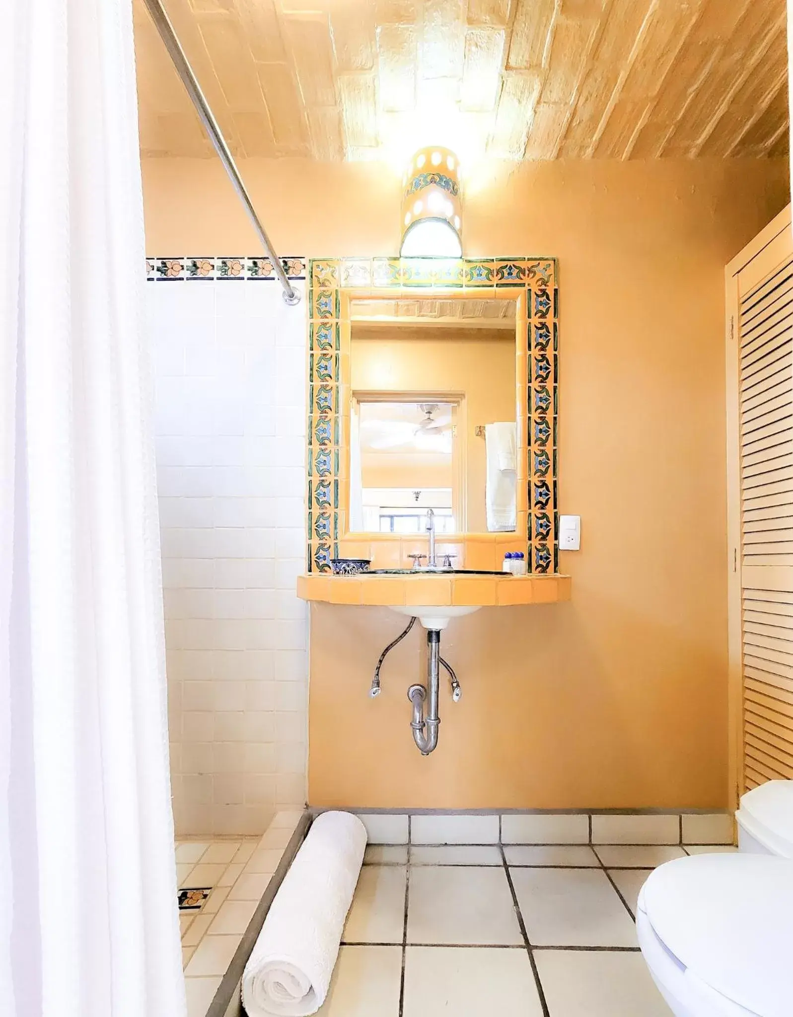 Shower, Bathroom in Estrellita's Bed & Breakfast