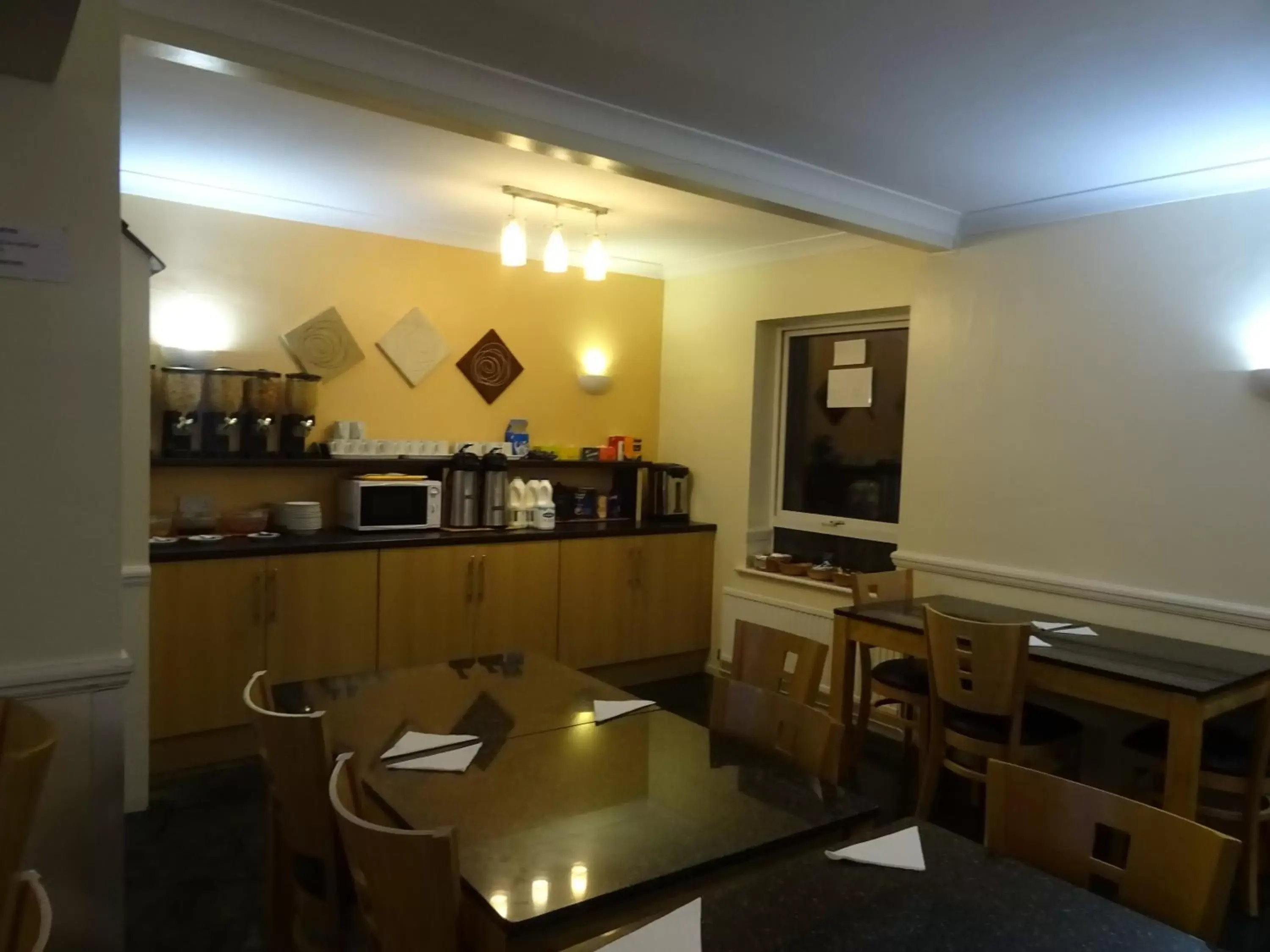 Continental breakfast, Kitchen/Kitchenette in The Gatwick White House Hotel