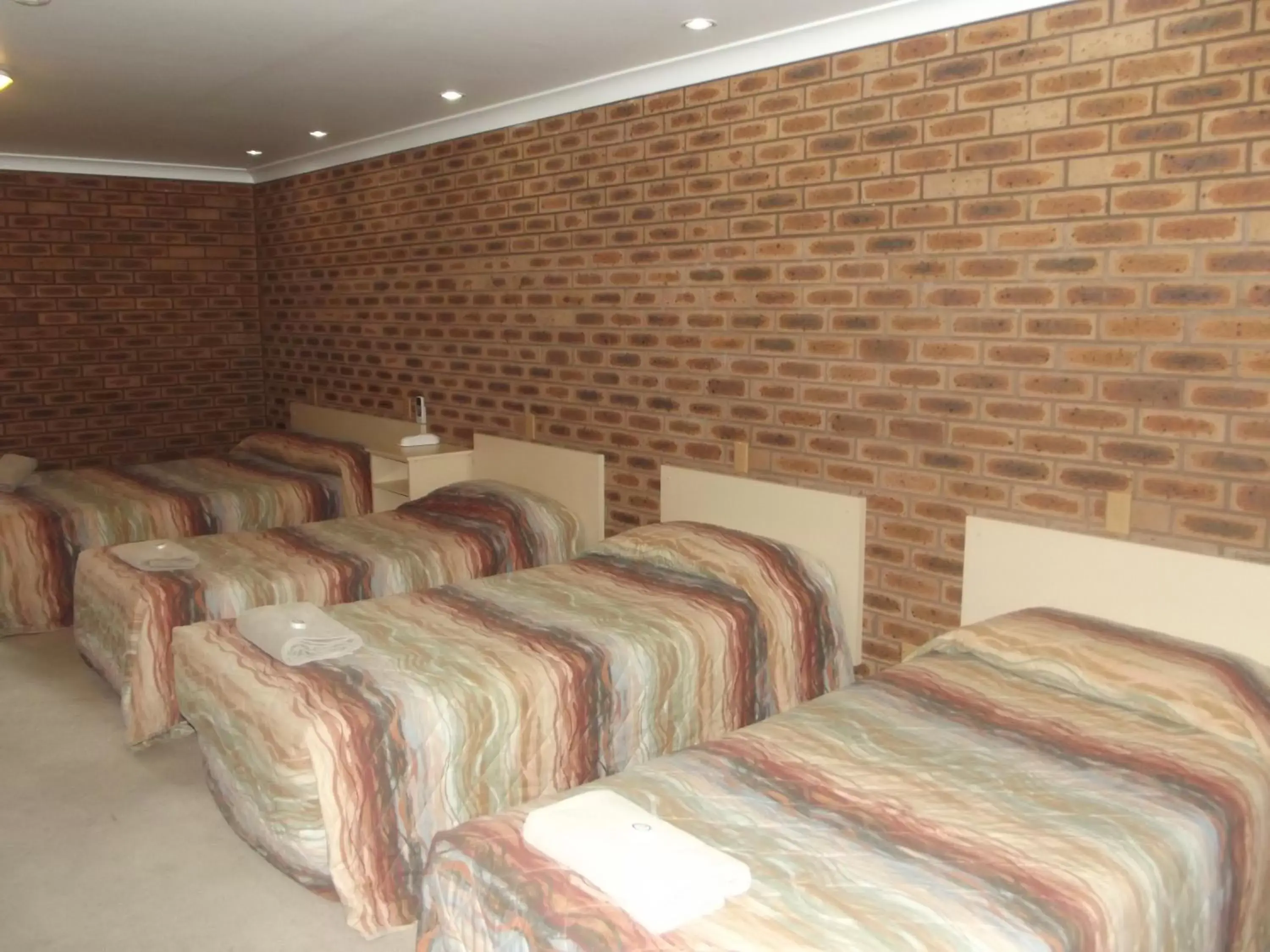 Bed in Cobar Town & Country Motor Inn