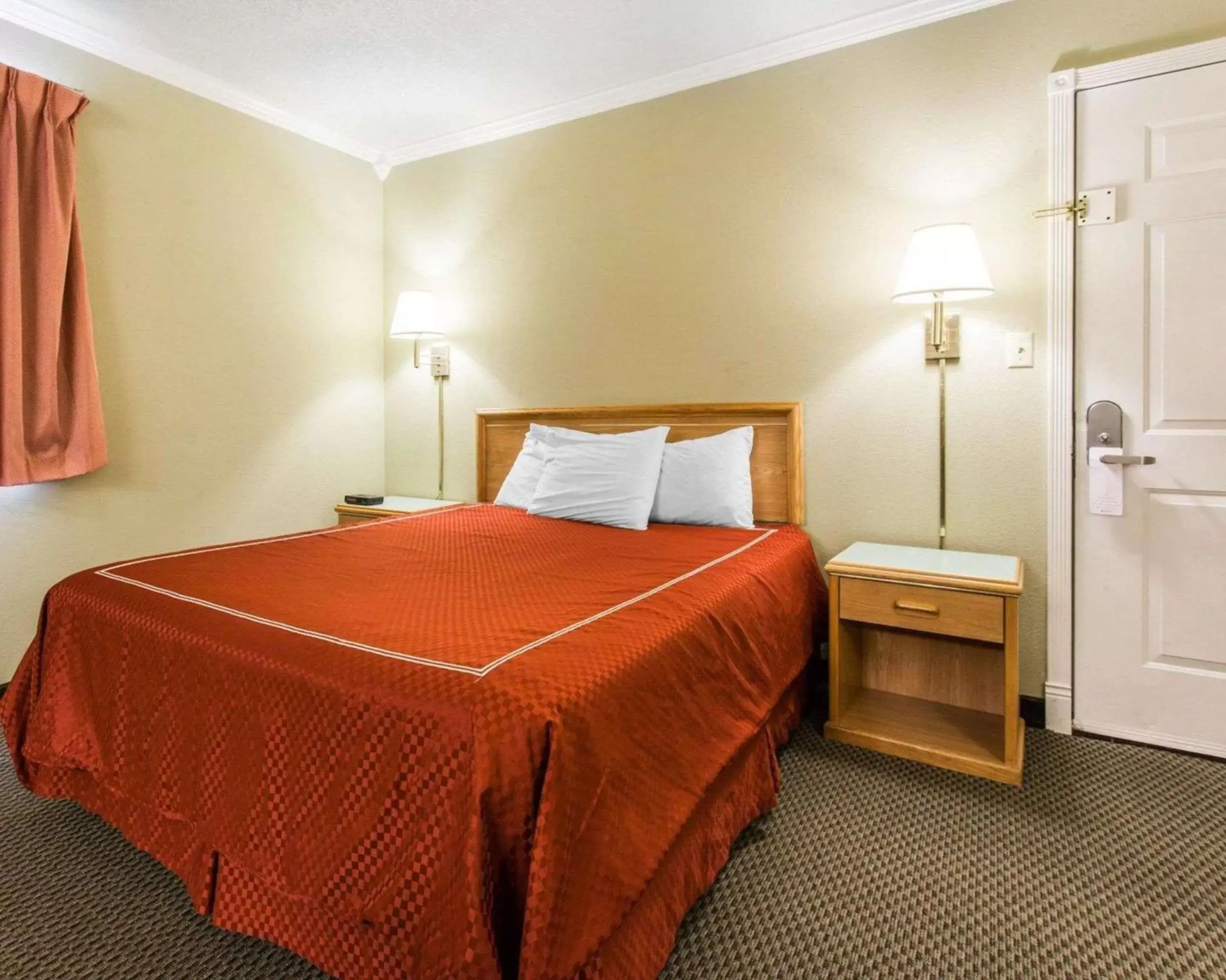 Photo of the whole room, Bed in Rodeway Inn Stevenson