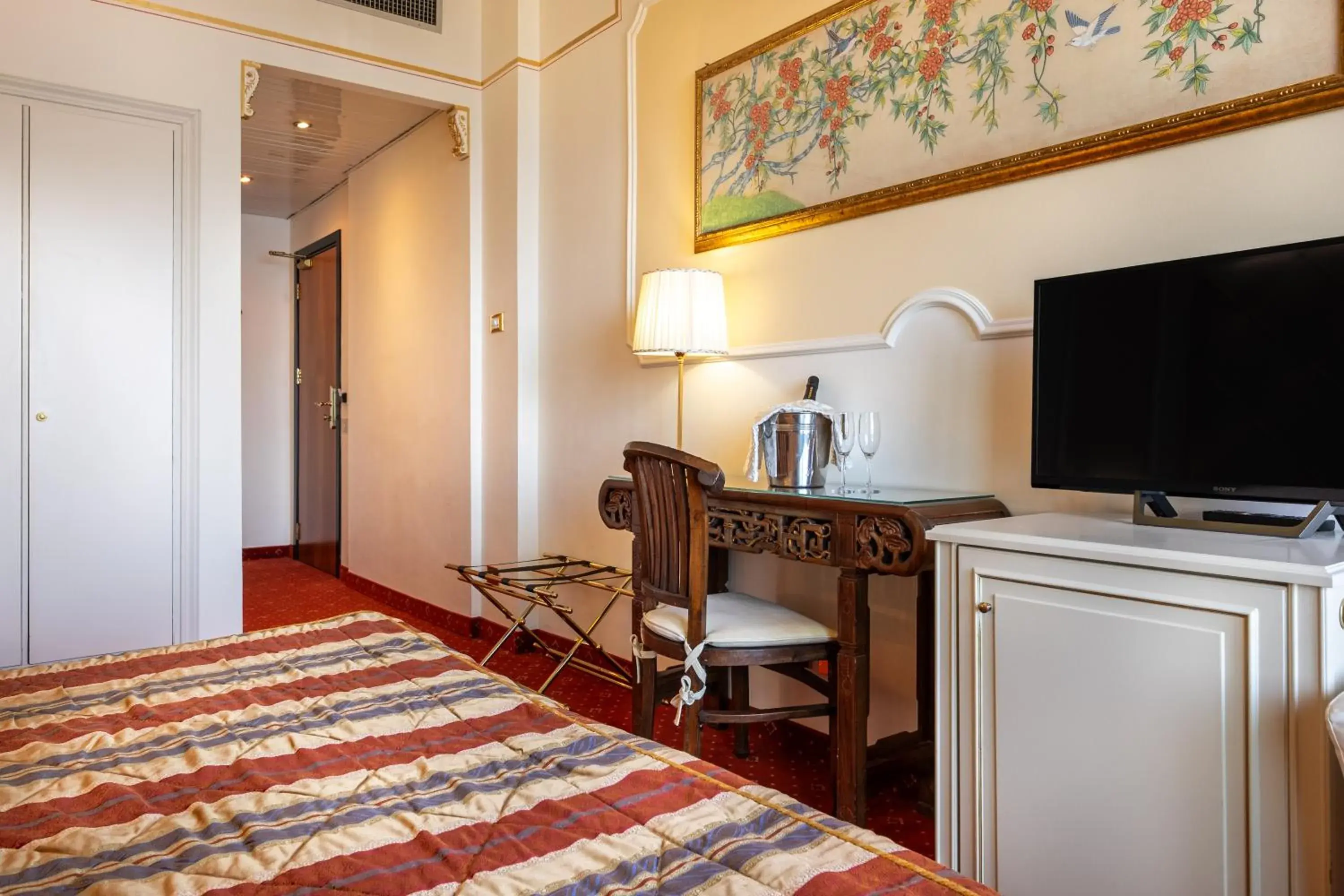 Bedroom, TV/Entertainment Center in Hotel Astoria