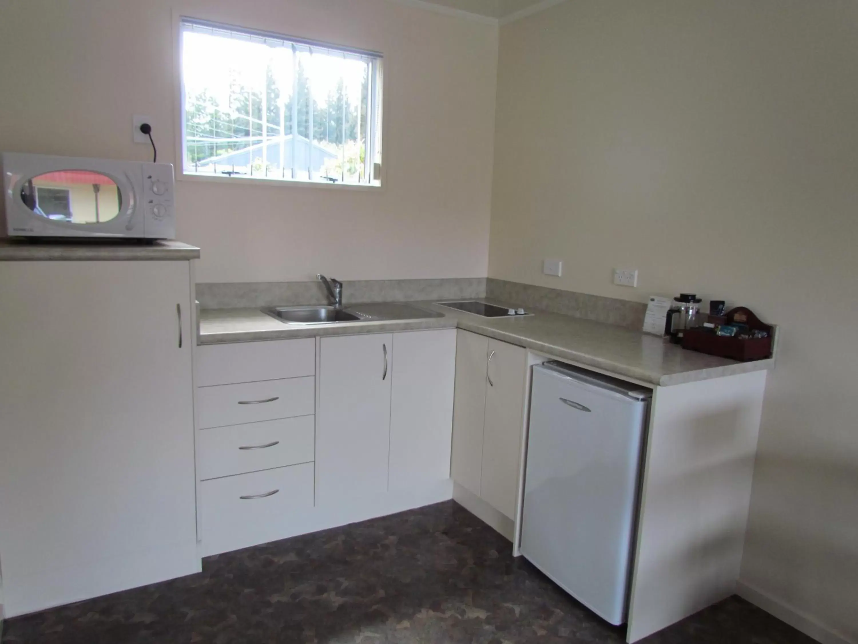 Coffee/tea facilities, Kitchen/Kitchenette in Amber Court Motel