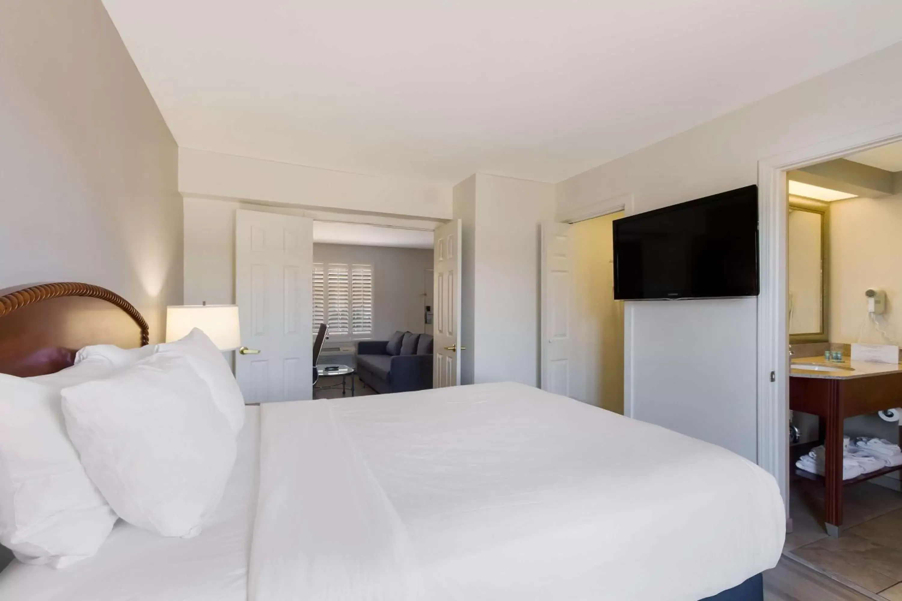 Photo of the whole room, Bed in SureStay Plus Hotel by Best Western Tempe University