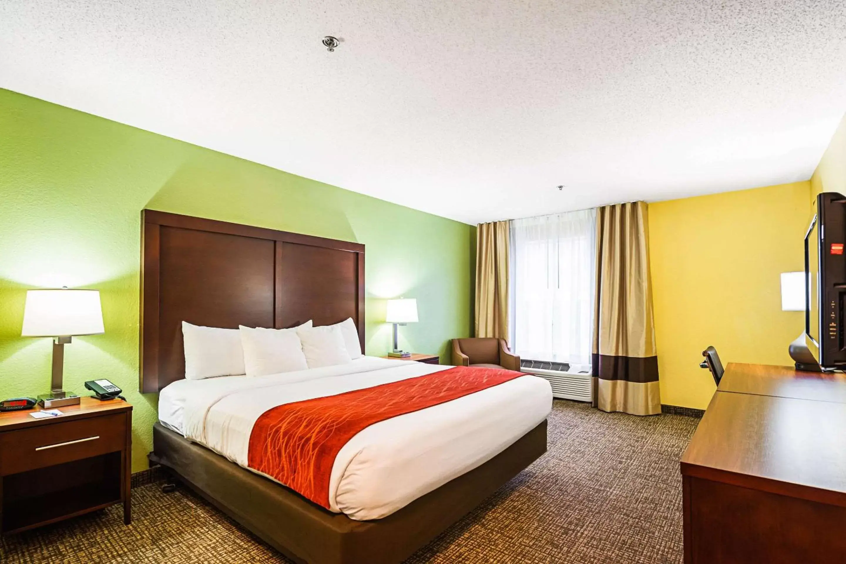 Photo of the whole room, Bed in Comfort Inn & Suites Dayton