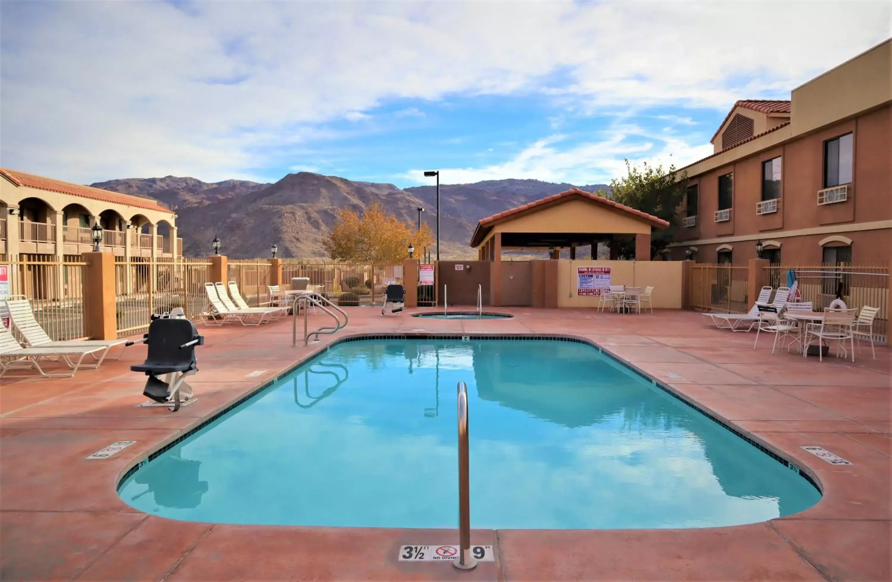 Property building, Swimming Pool in Oasis Inn and Suites Joshua Tree -29 Palms