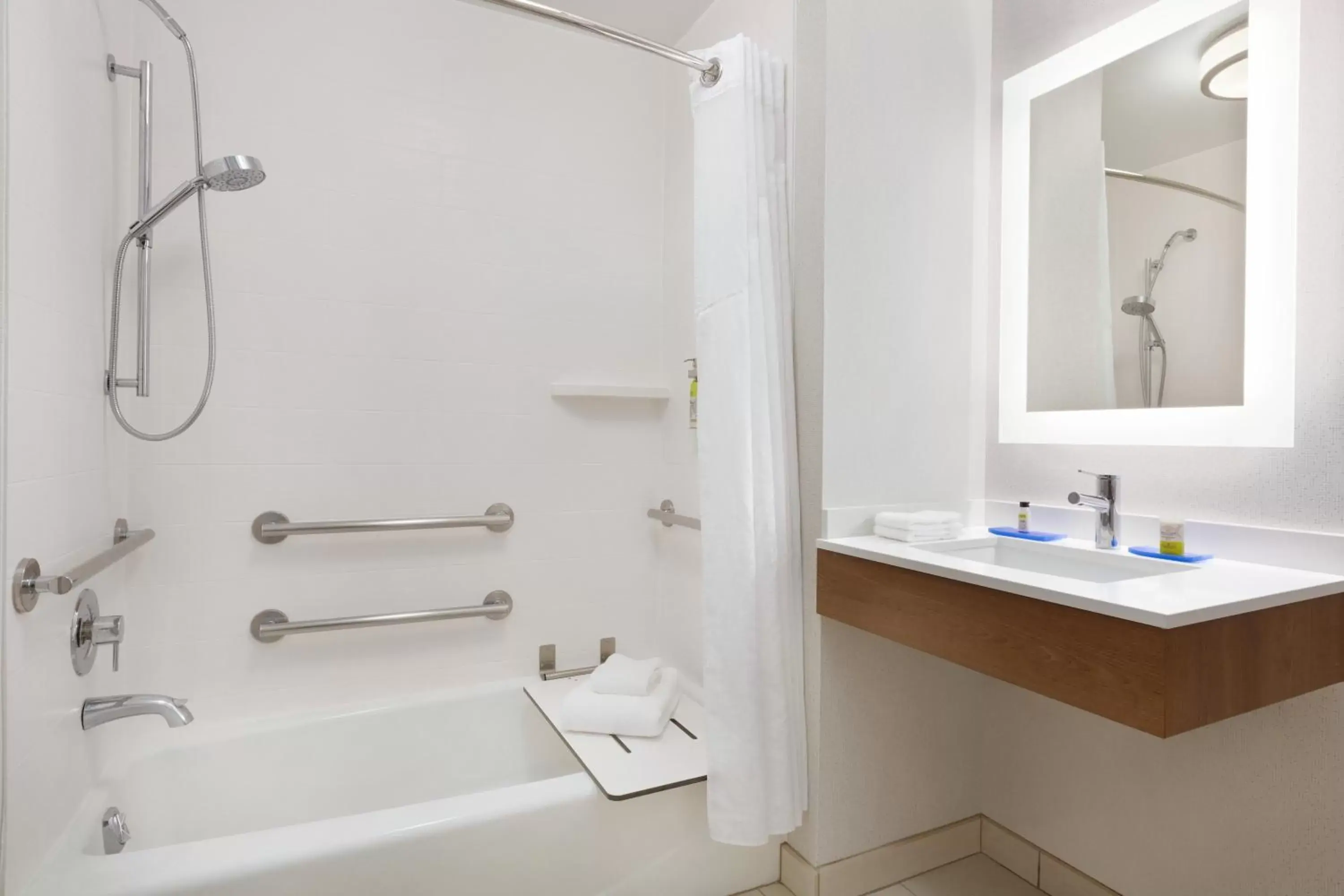 Photo of the whole room, Bathroom in Holiday Inn Express Hotel & Suites Merced, an IHG Hotel